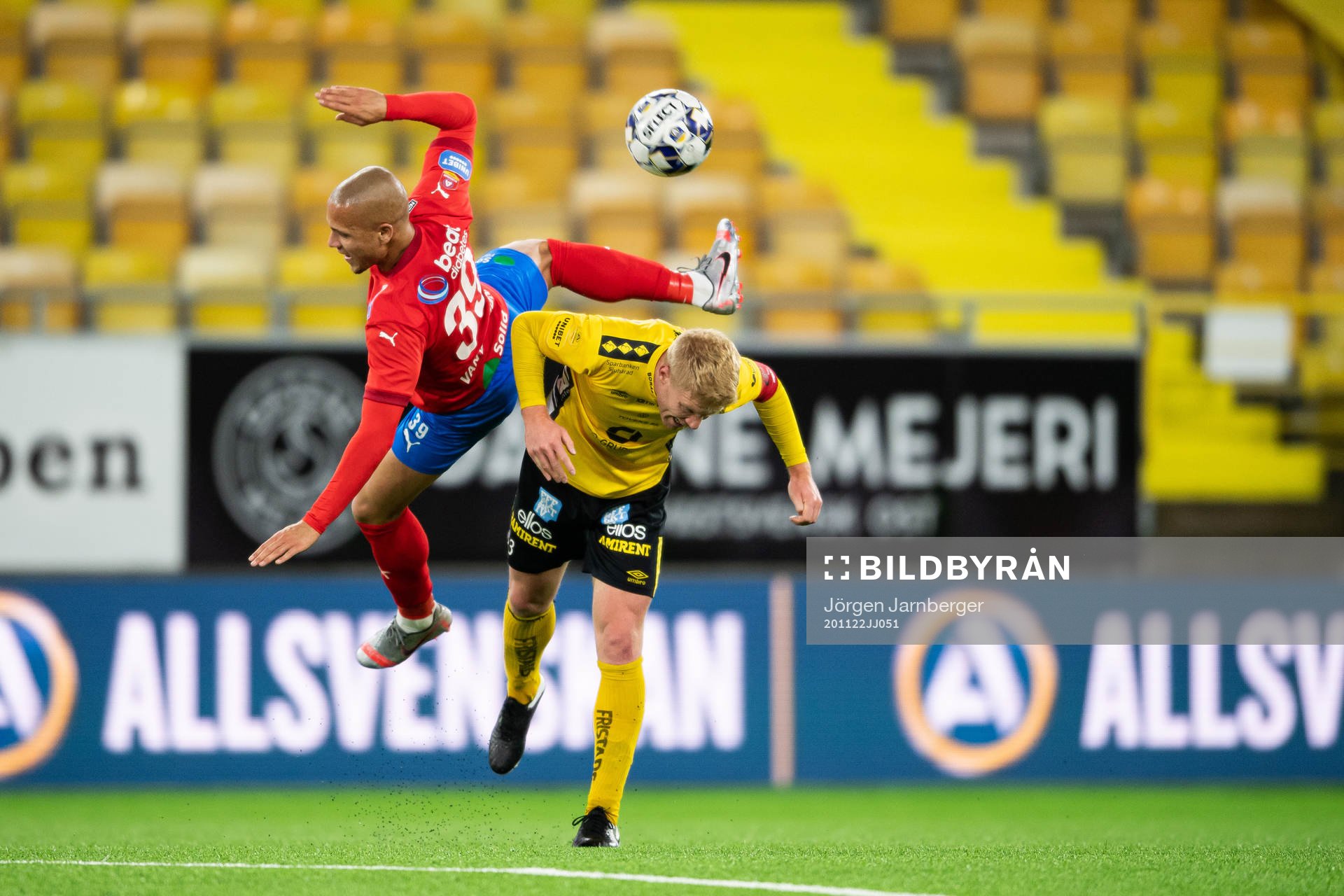 lfsborgs Sivert Nilsen  kamp med Helsingborgs Anthony van den Hurk under fotbollsmatchen i Allsvenskan mellan Elfsborg och Helsingborg den 22 november 2020 i Borås.