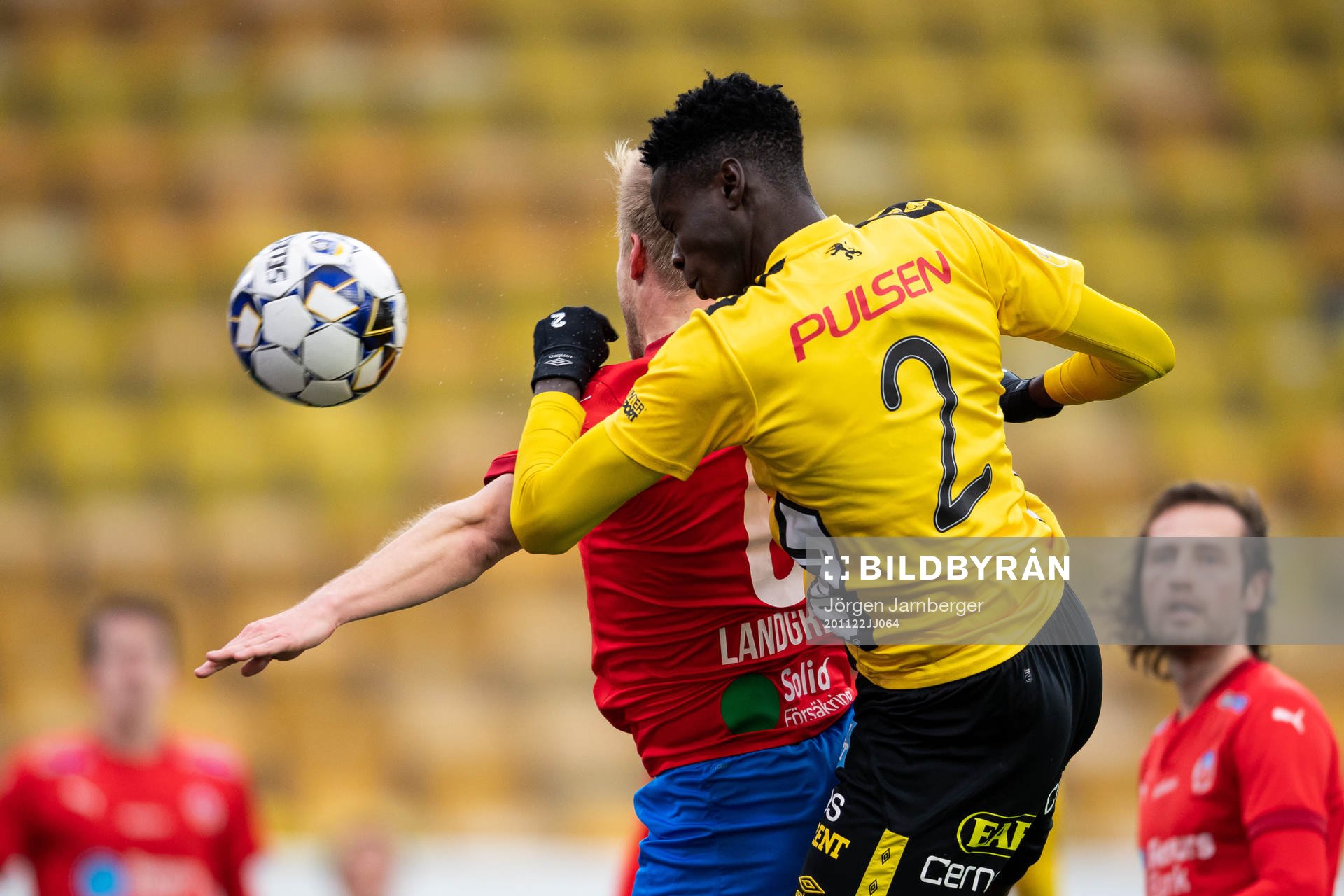 Elfsborgs Joseph Stanley Okumu och Helsingborgs Ravy Tsouka