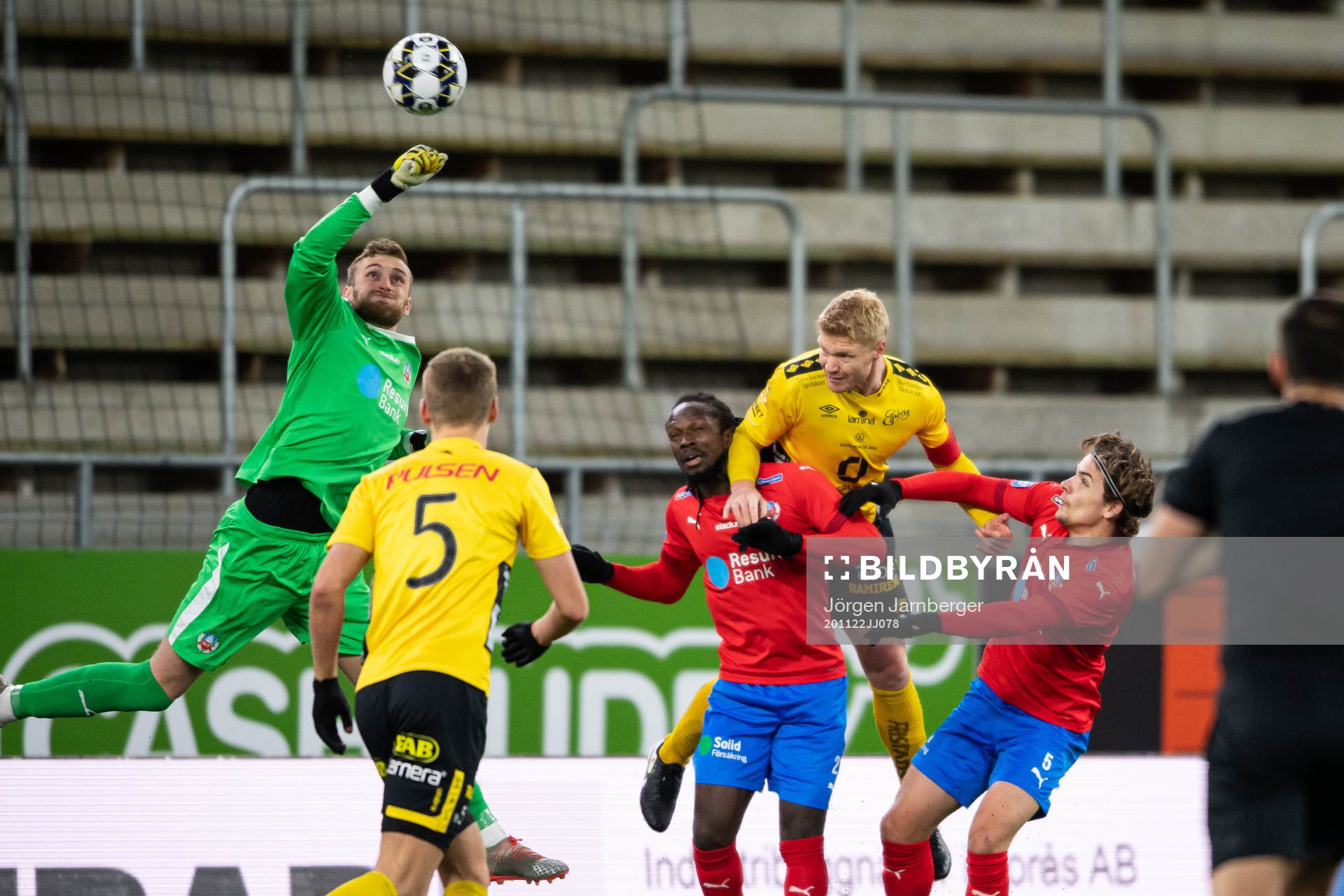 Helsingborgs målvakt Alexander Nilsson, Kebba Ceesay och