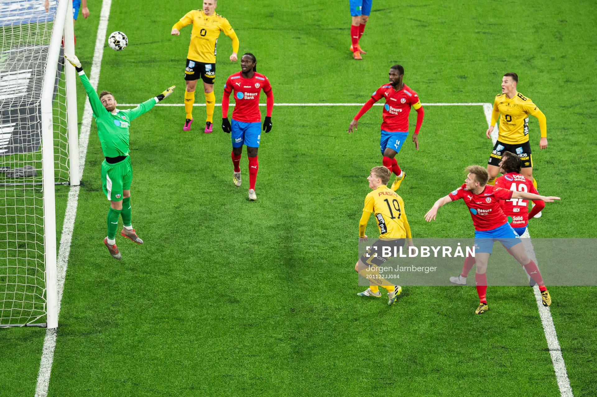Helsingborgs målvakt Alexander Nilsson räddar skott från