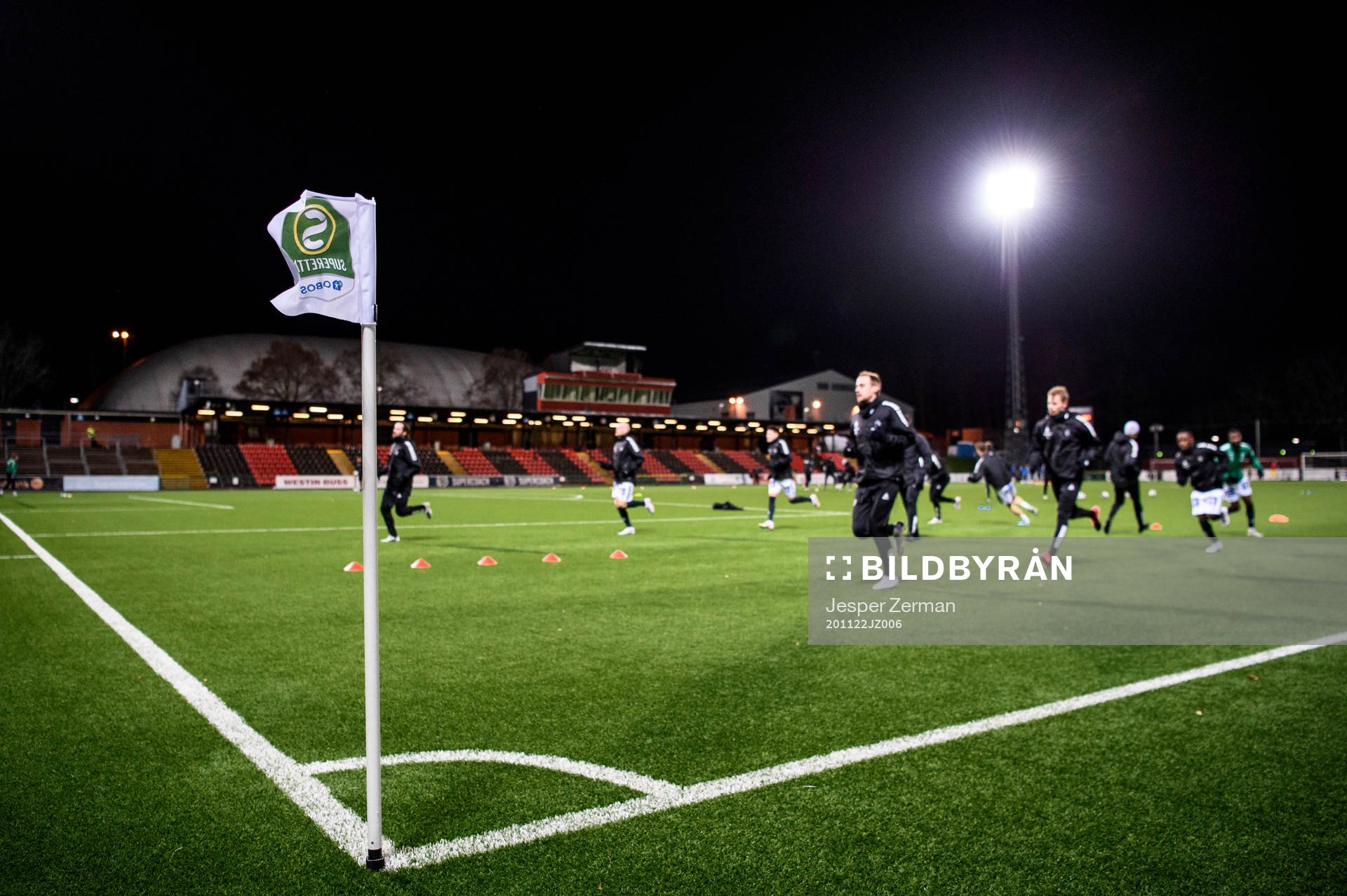 Hörnflagga på Grimsta IP med Brages spelare som värmer upp inför fotbollsmatchen i Superettan mellan Akropolis och Brage den 22 november 2020 i Stockholm.