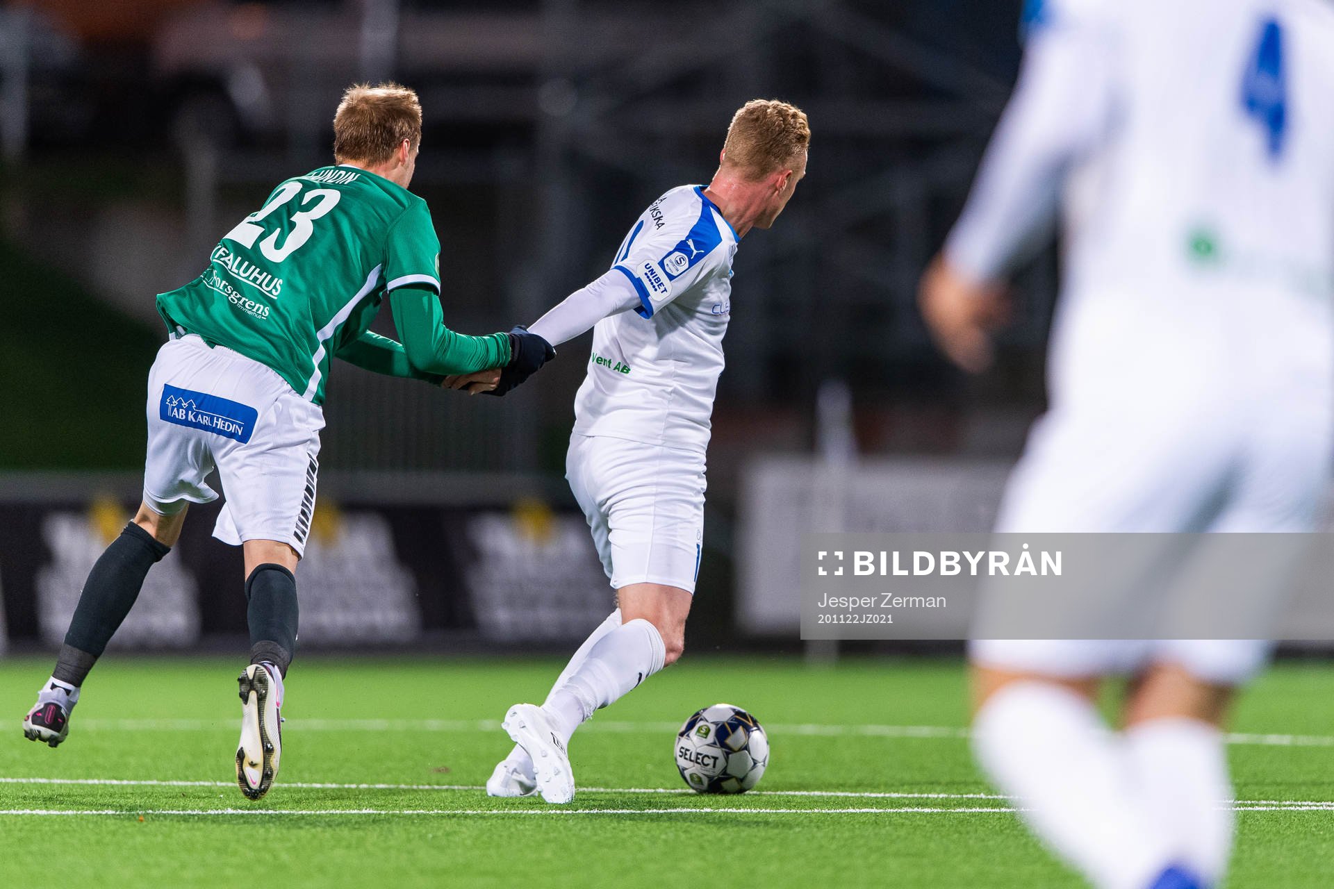Brages Oscar Lundin håller fast Akropolis Nicklas Maripuu under fotbollsmatchen i Superettan  mellan Akropolis och Brage den 22 november 2020 i Stockholm.