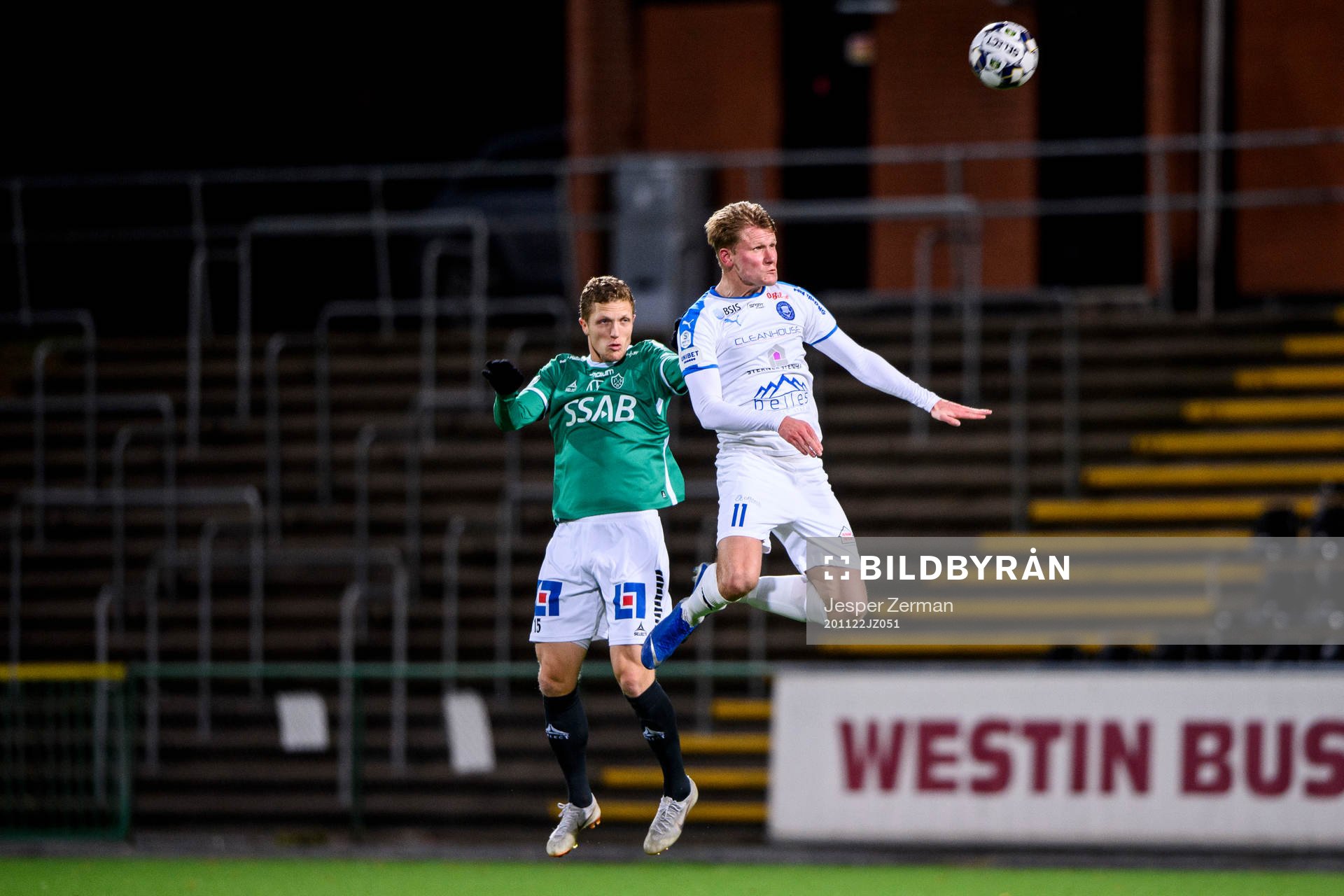 Brages Alexander Ekblad och Akropolis Victor Söderström under fotbollsmatchen i Superettan mellan Akropolis och Brage den 22 november 2020 i Stockholm.