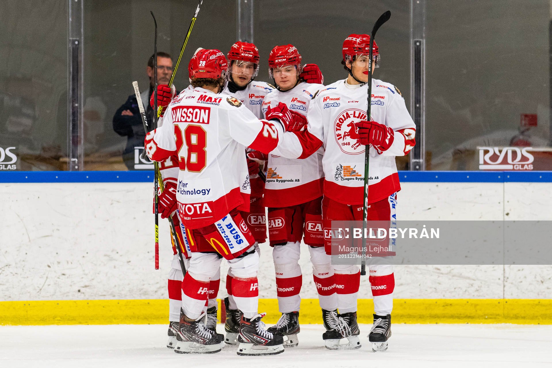 Trojas Jesper Emanuelsson jublar med lagkamrater