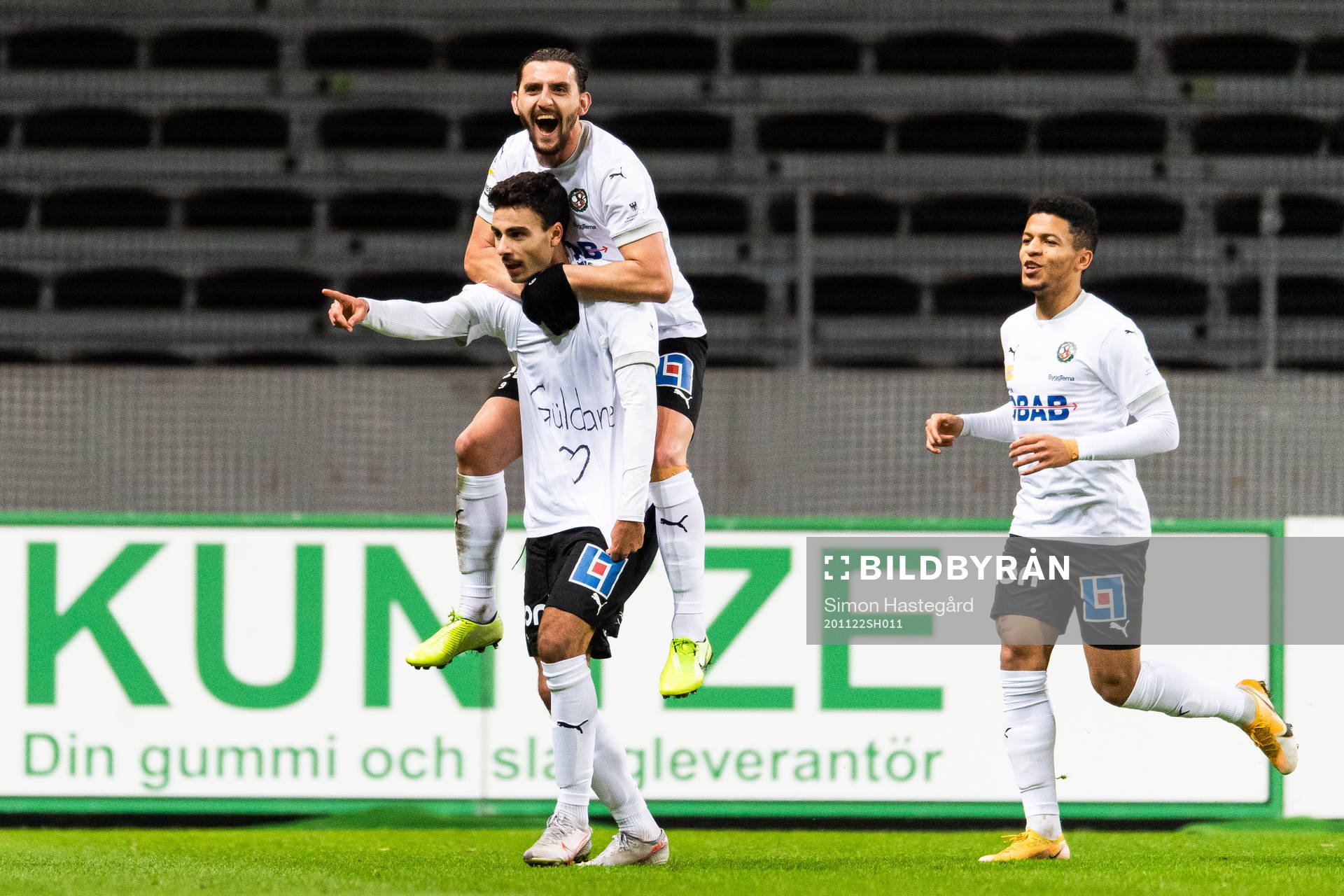 Örebros Deniz Hümmet jublar med lagkamrat