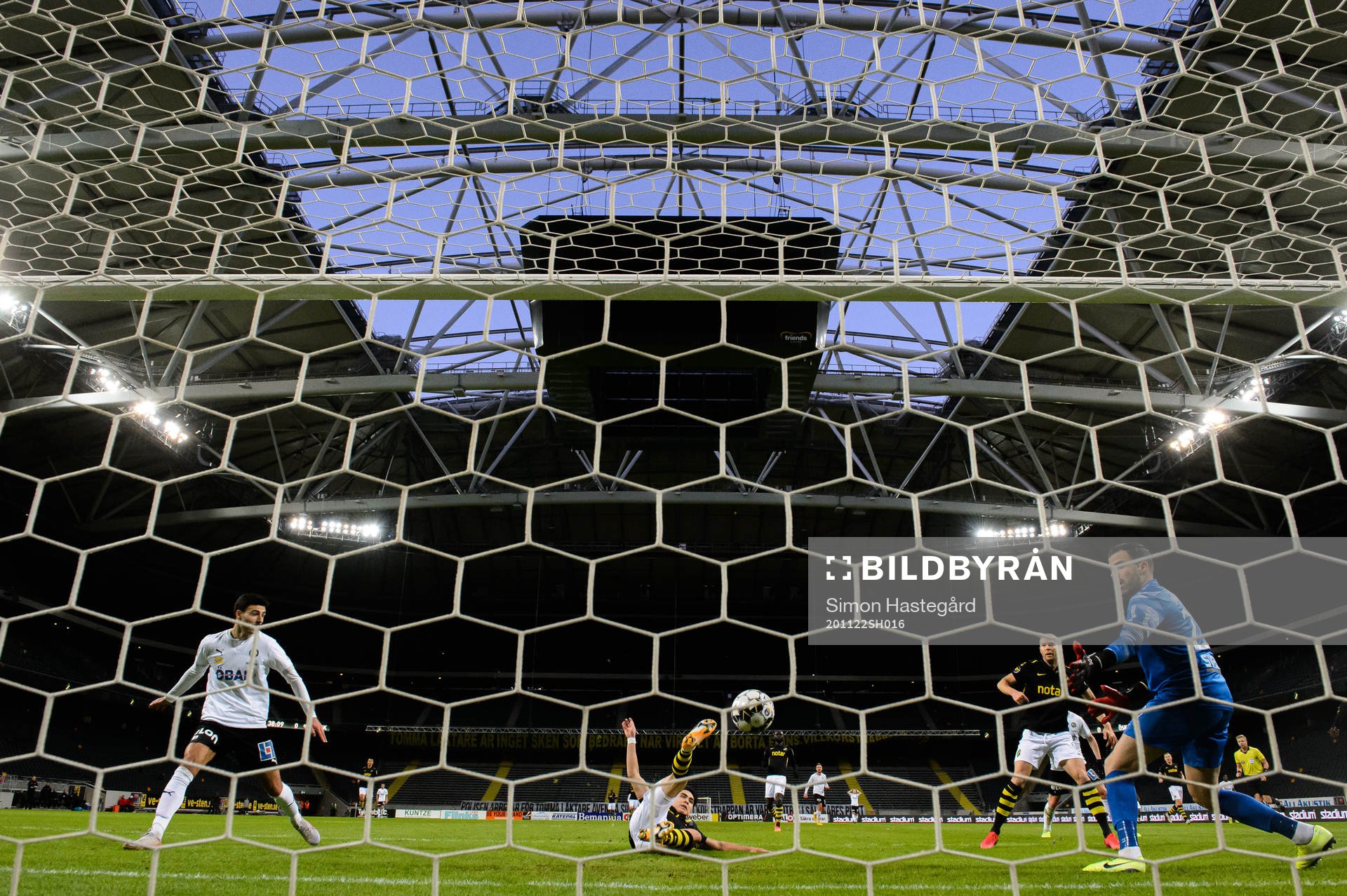 s Eric Kahl gör självmål 0-1 bakom AIK:s målvakt
