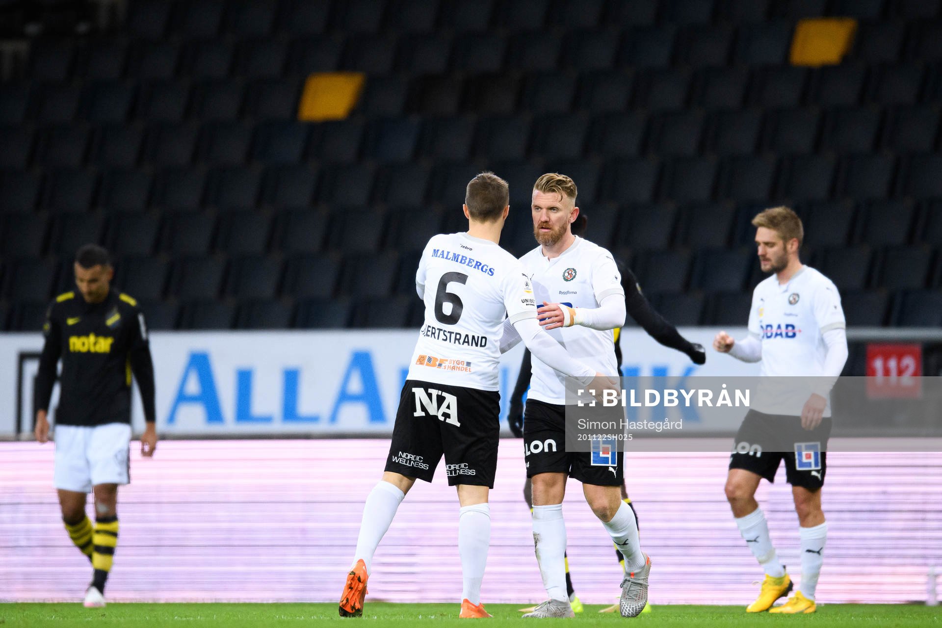 Örebros Benjamin Hjertstrand och Michael Almebäck jublar