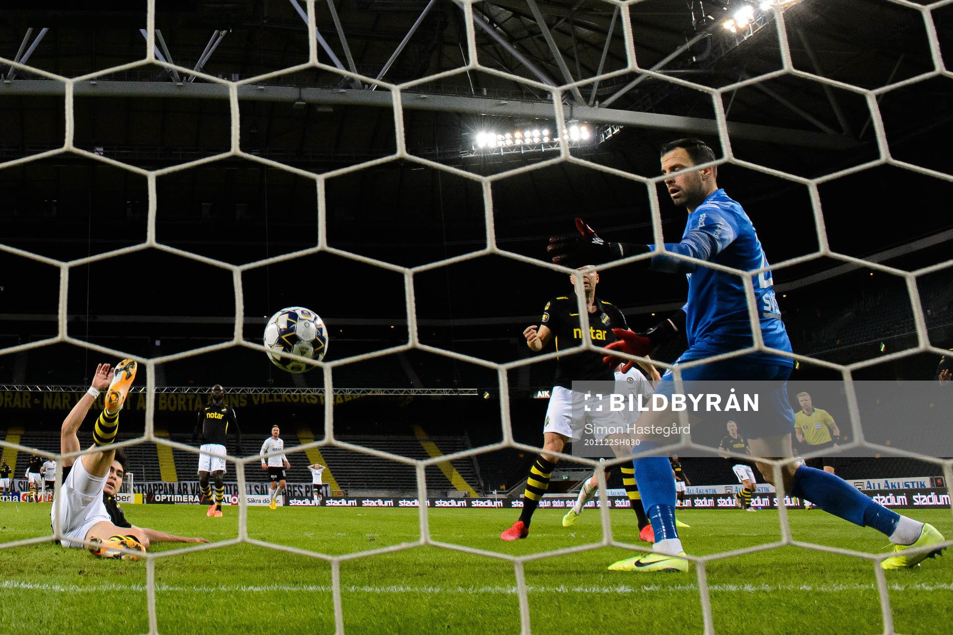 s Eric Kahl gör självmål 0-1 bakom AIK:s målvakt