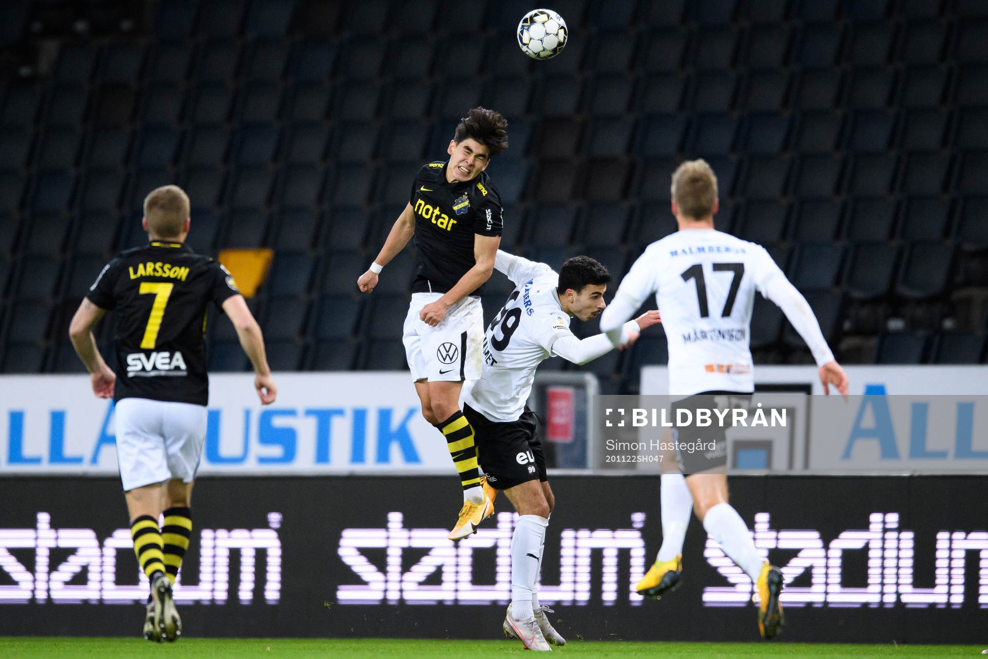 s Eric Kahl och Örebros Deniz Hümmetunder fotbollsmatchen