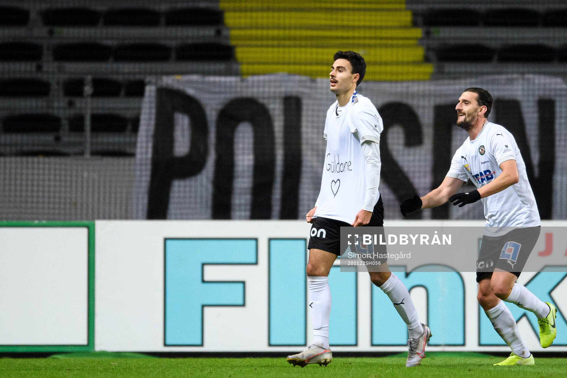 Örebros Deniz Hümmet och Agon Mehmeti jublar efter 0-2 under fotbollsmatchen i Allsvenskan mellan AIK och Örebro den 22 november 2020 i Stockholm.