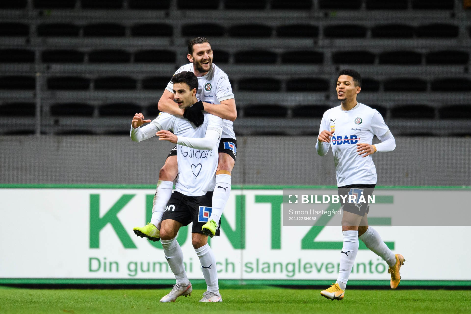Örebros Deniz Hümmet, Agon Mehmeti och Romain Gall jublar