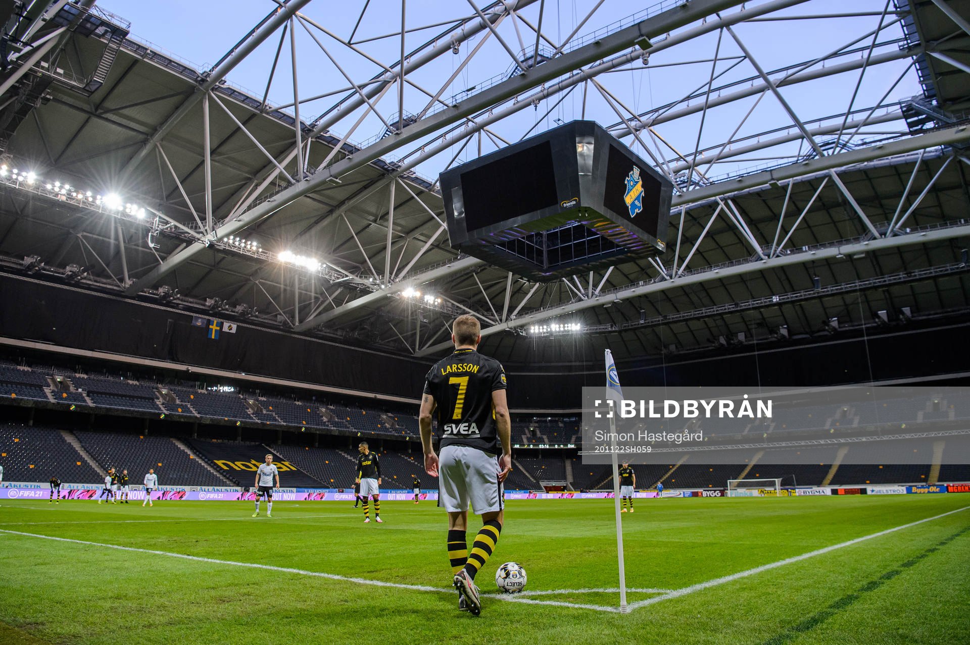 s Sebastian Larsson med en hörnspark