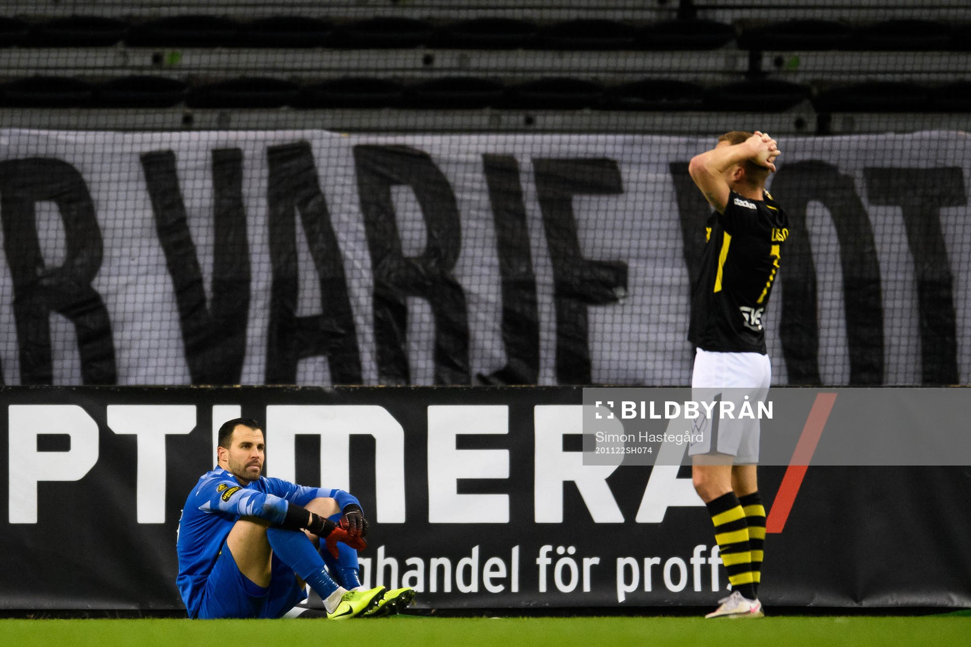 s målvakt Budimir Janosevic och Sebastian Larsson deppar