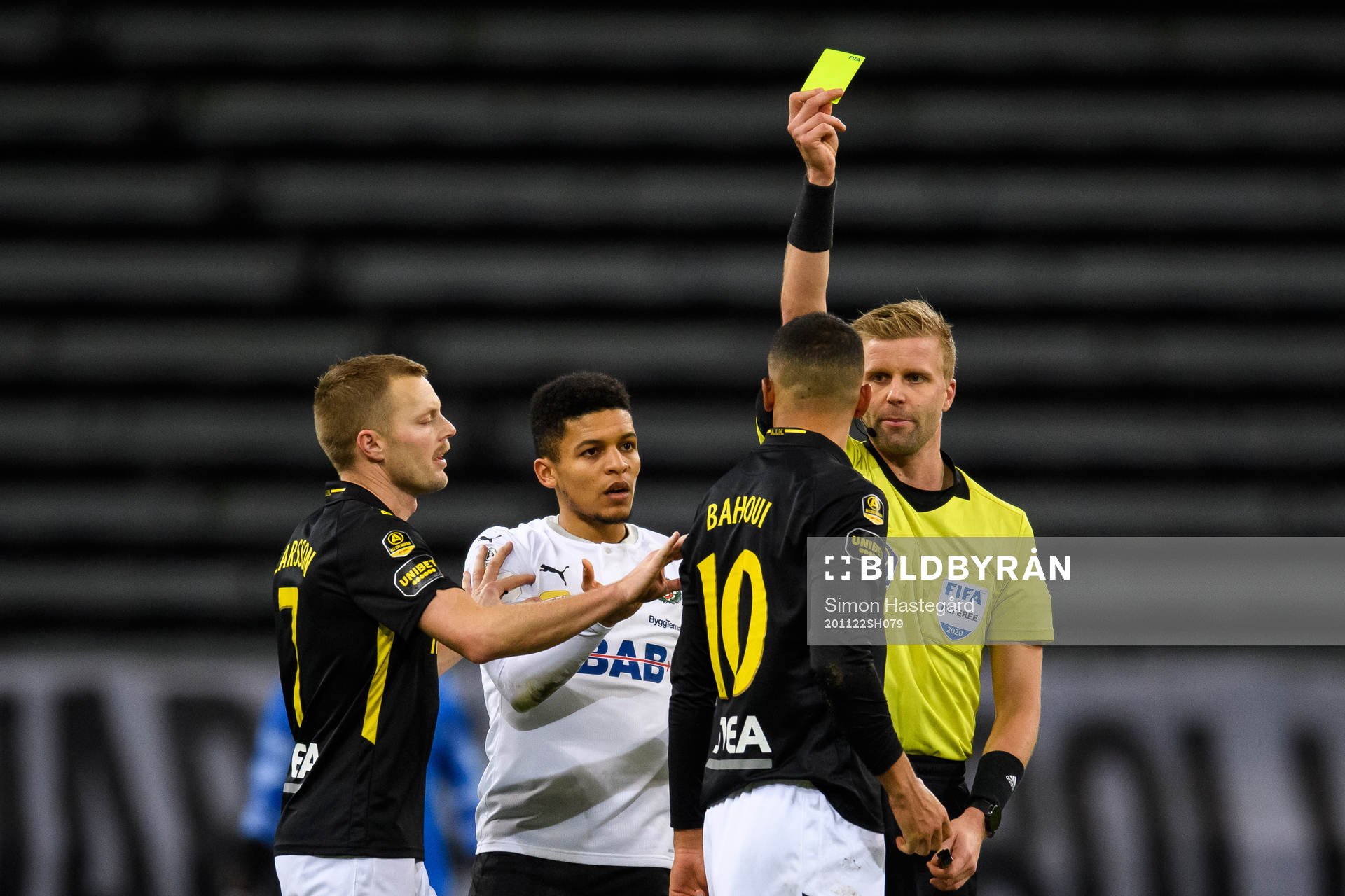 s Nabil Bahoui får en varning av domare Glenn Nyberg