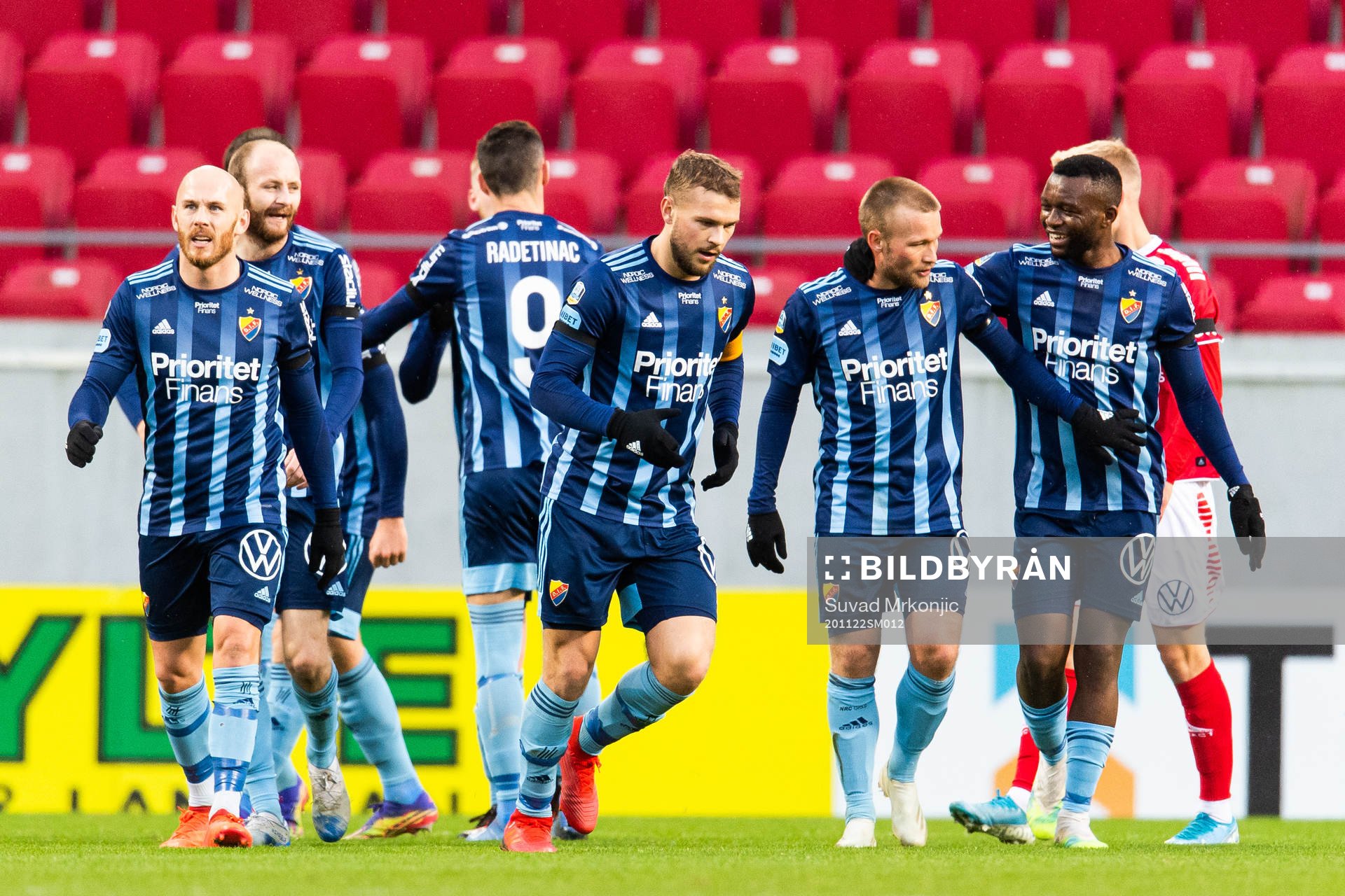 Djurgårdens Kalle Holmberg jublar med lagkamrater