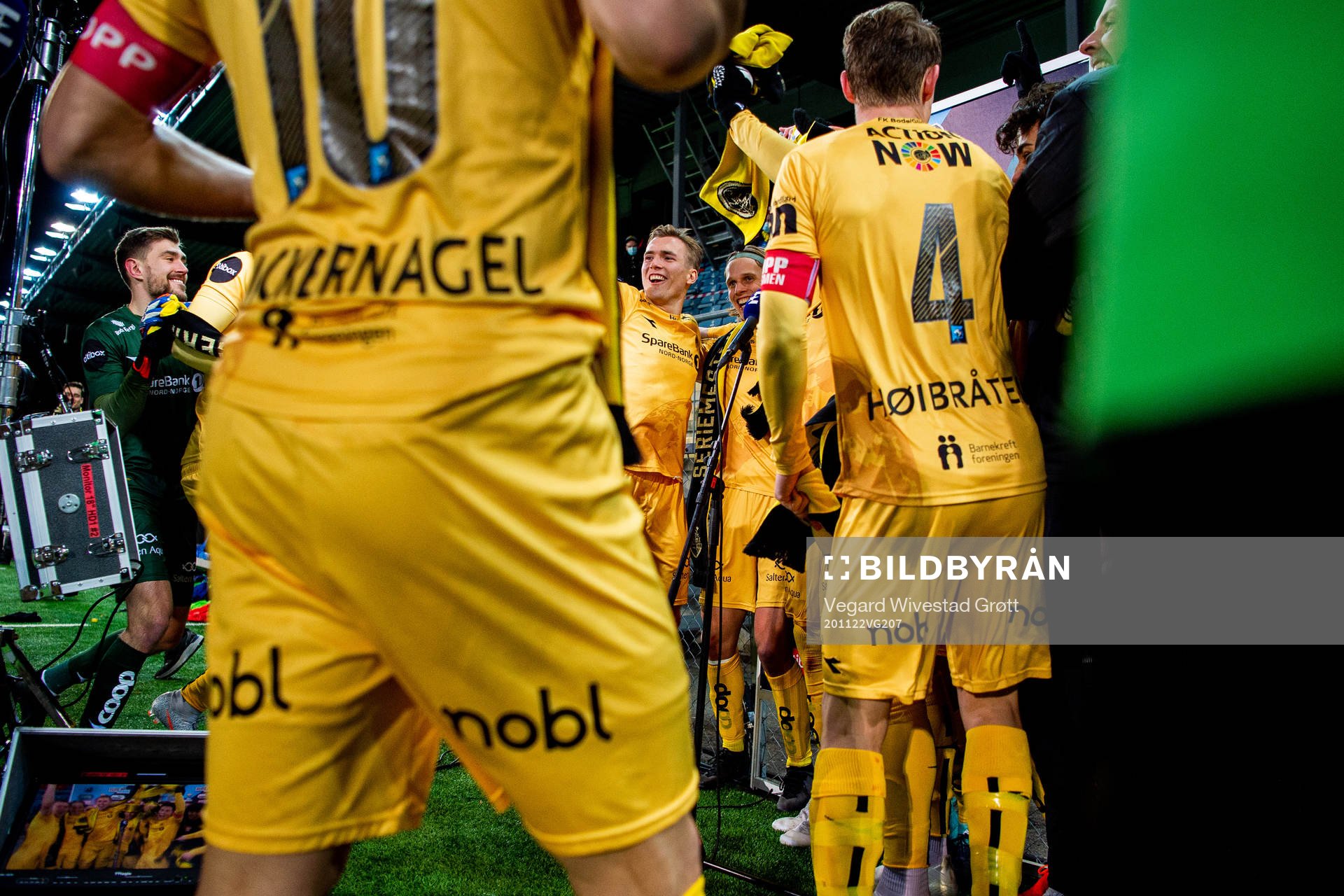 Morten Konradsen, Ulrik Saltnes and players of Bodø/Glimt