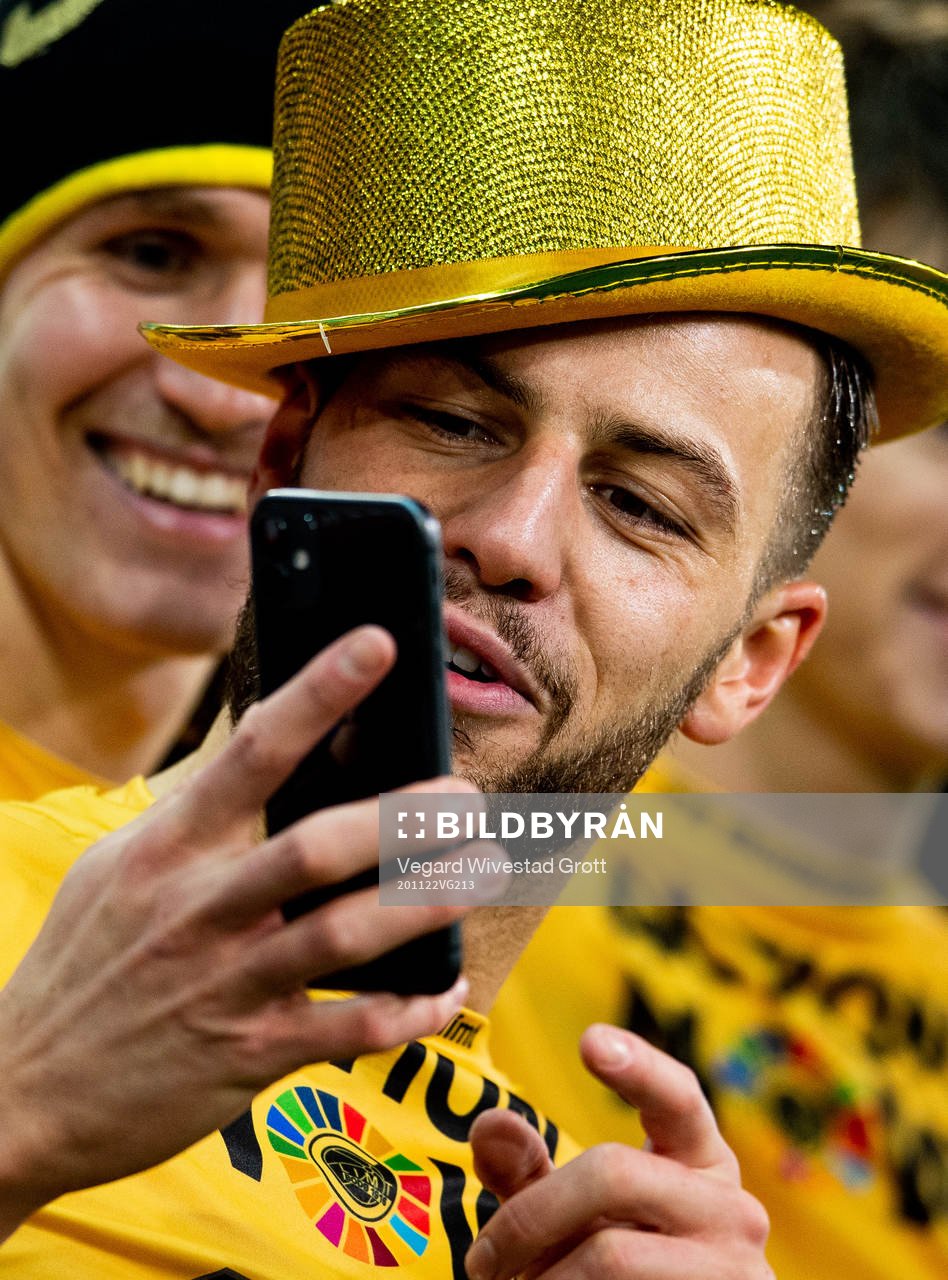 Philip Zinckernagel of Bodø/Glimt celebrates winning the league while calling on facetime on his iPhone after the Eliteserien football match between Strømsgodset and Bodø/Glimt on November 22, 2020 in Drammen.
