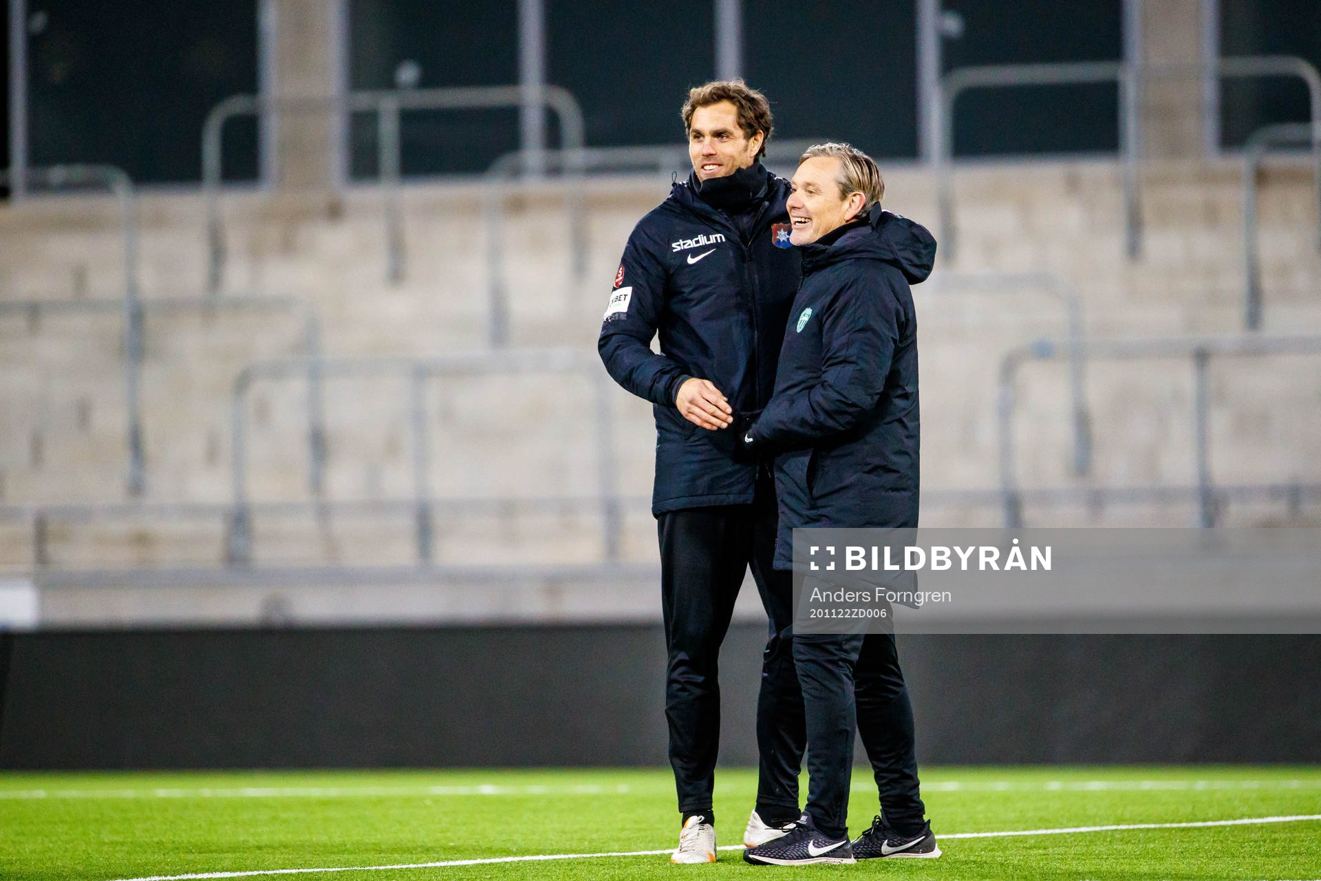 Örgrytes assisterande tränare Johan Elmander och Västerås tränare Thomas Askebrand efter fotbollsmatchen i Superettan mellan Västerås SK och Örgryte den 22 november 2020 i Västerås.