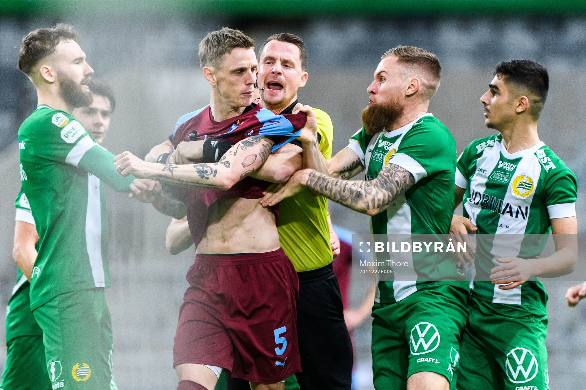 Hammarbys domare Andreas Ekberg går mellan Malmö FFs