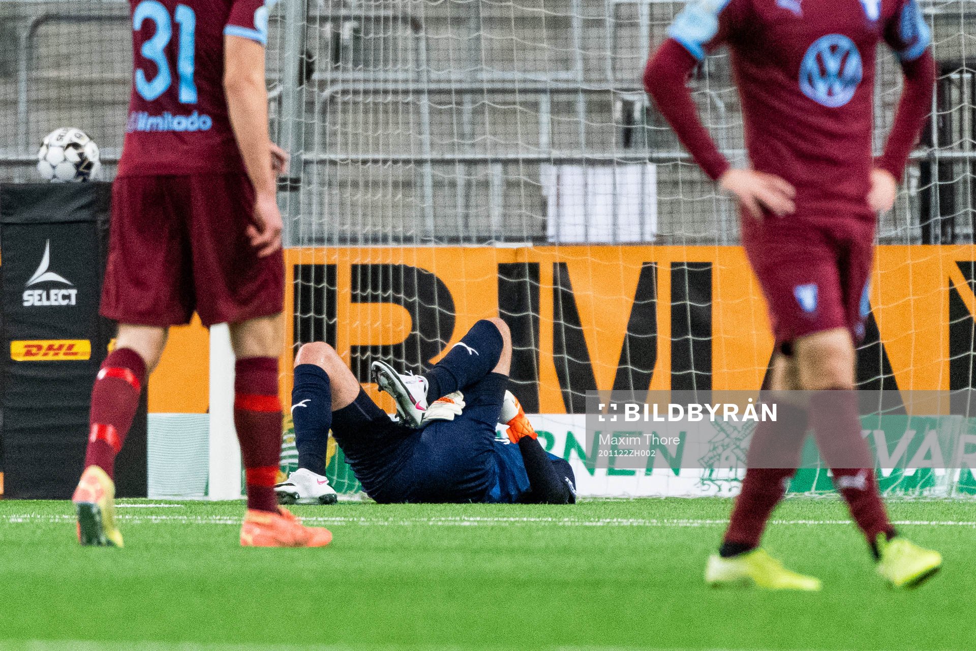 Malmö FFs målvakt Marko Johansson ligger och har ont