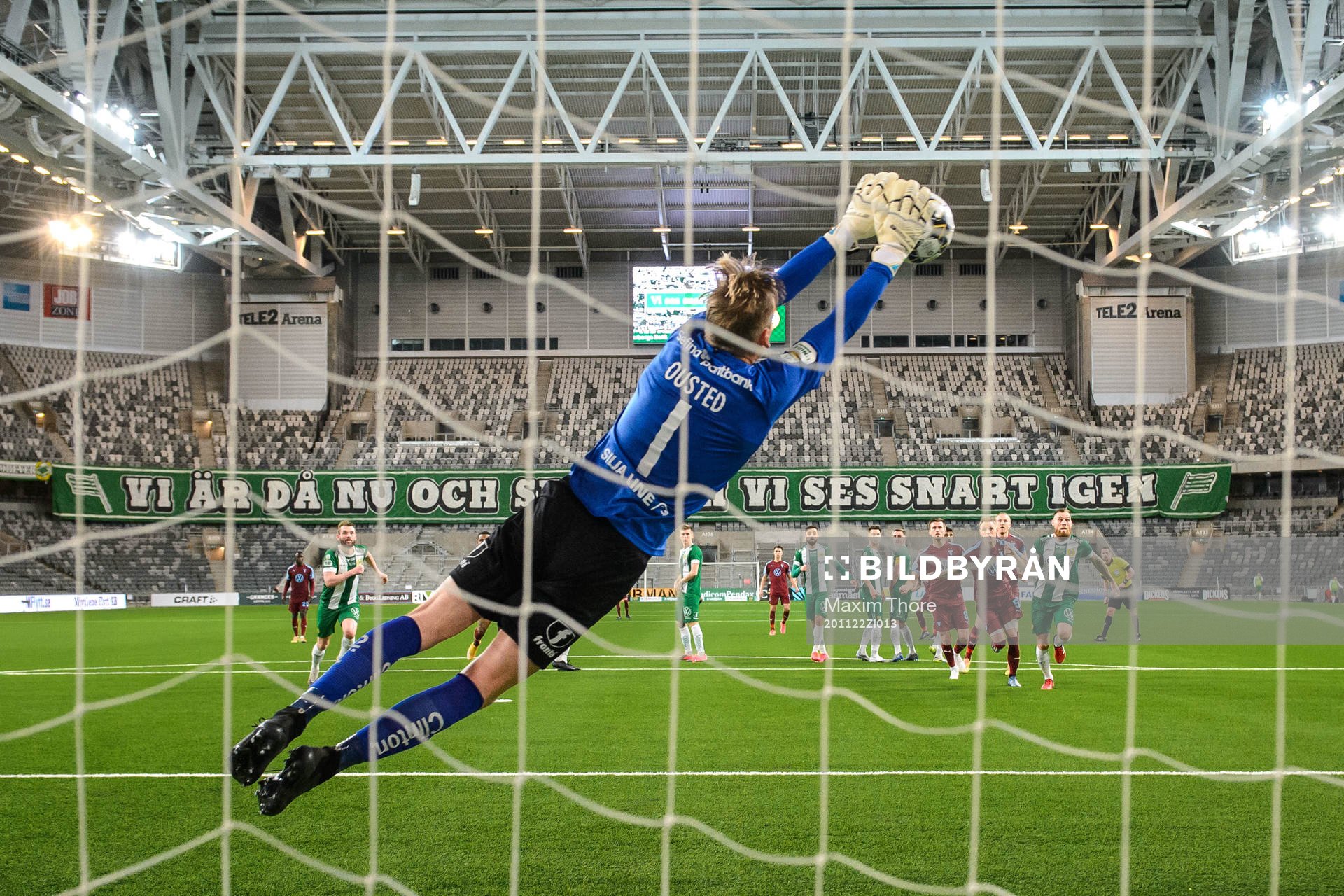 Hammarbys målvakt David Ousted med en räddning