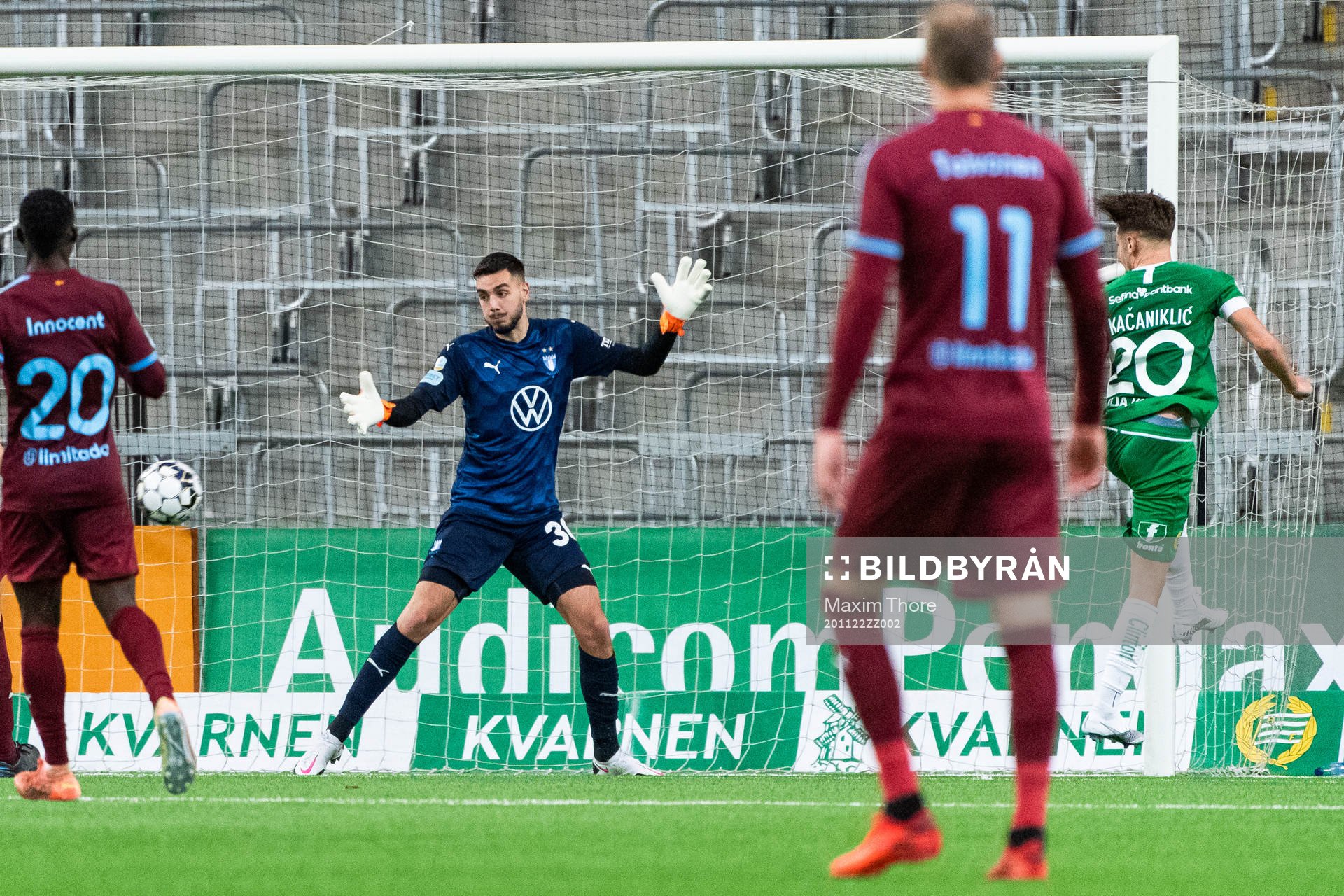 Hammarbys Alexander Kacaniklic med läge moot Malmö FFs