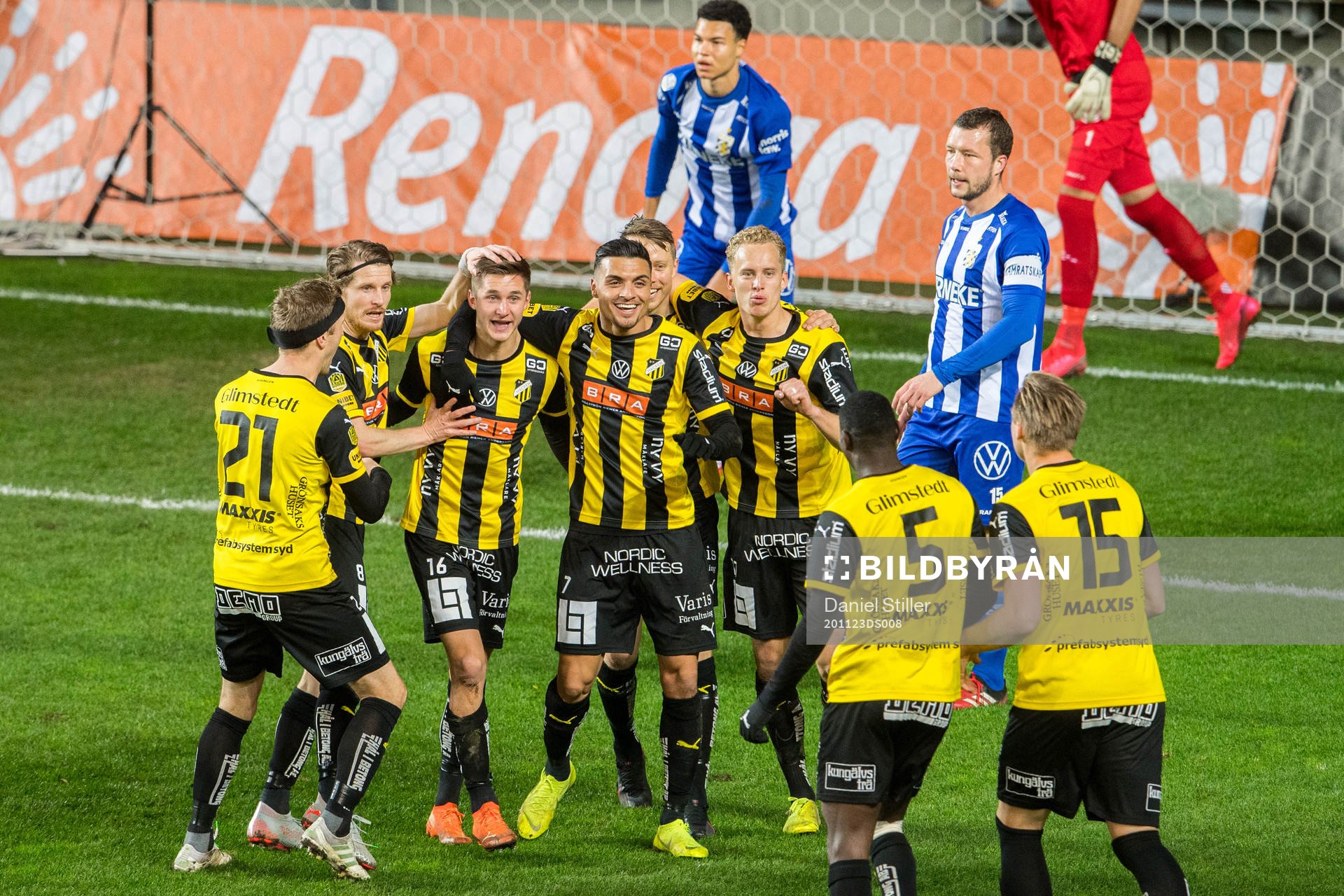 Häckens Leo Bengtsson jublar med lagkamrater