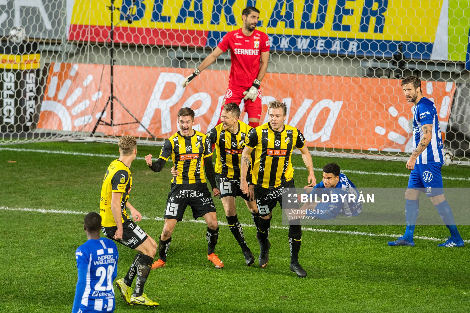 Häckens Leo Bengtsson jublar med lagkamrater