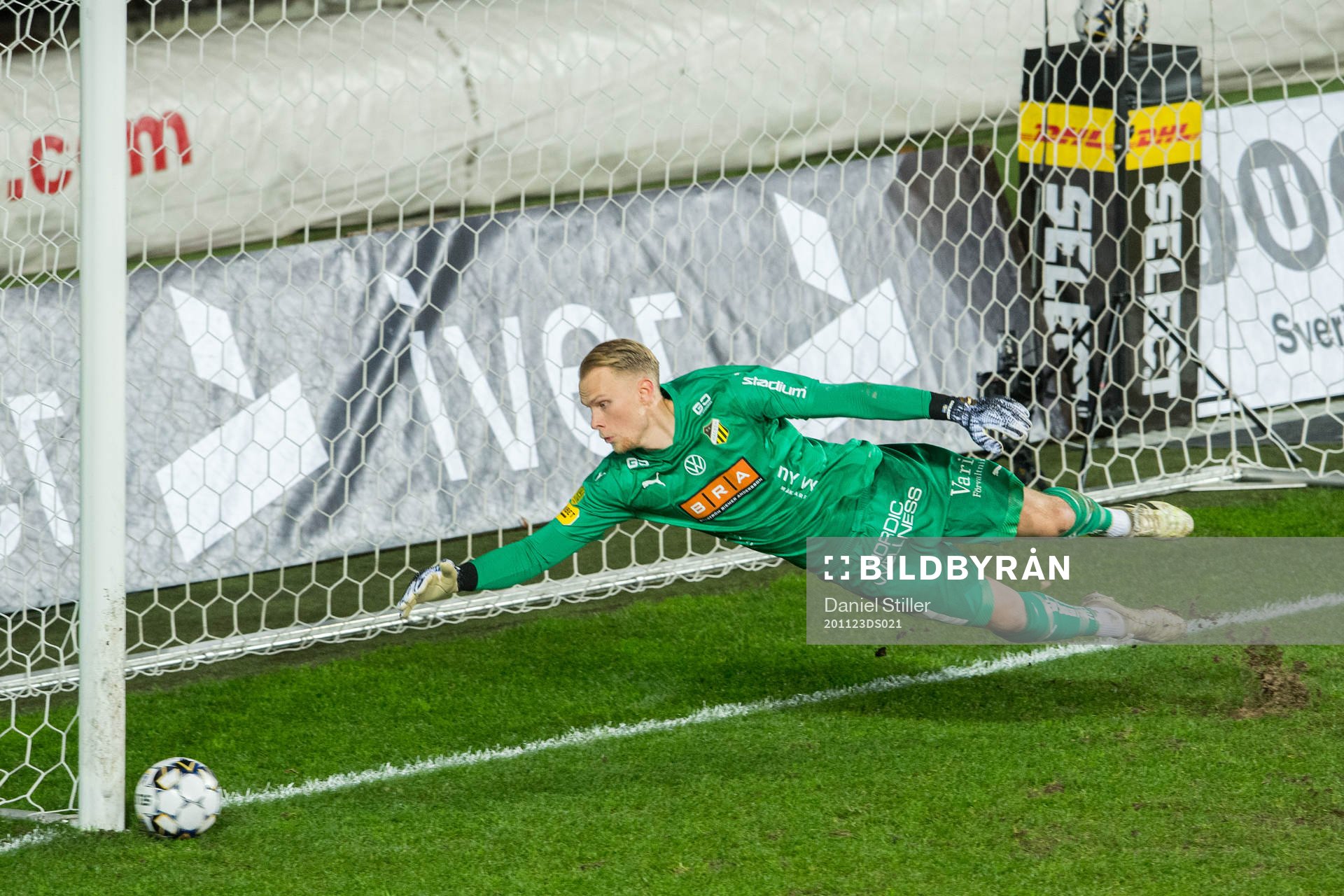 Häckens målvakt Pontus Dahlberg ser en boll gå i stolpen