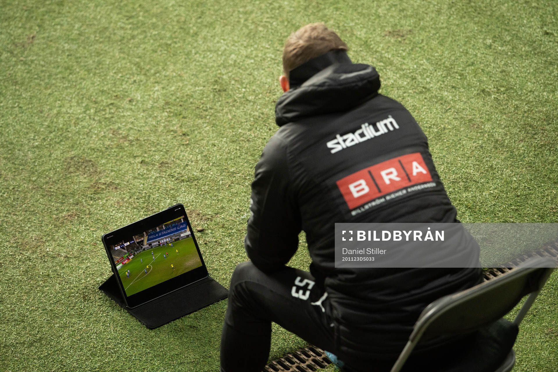 En av Häckens ledare ser matchen på en skärm