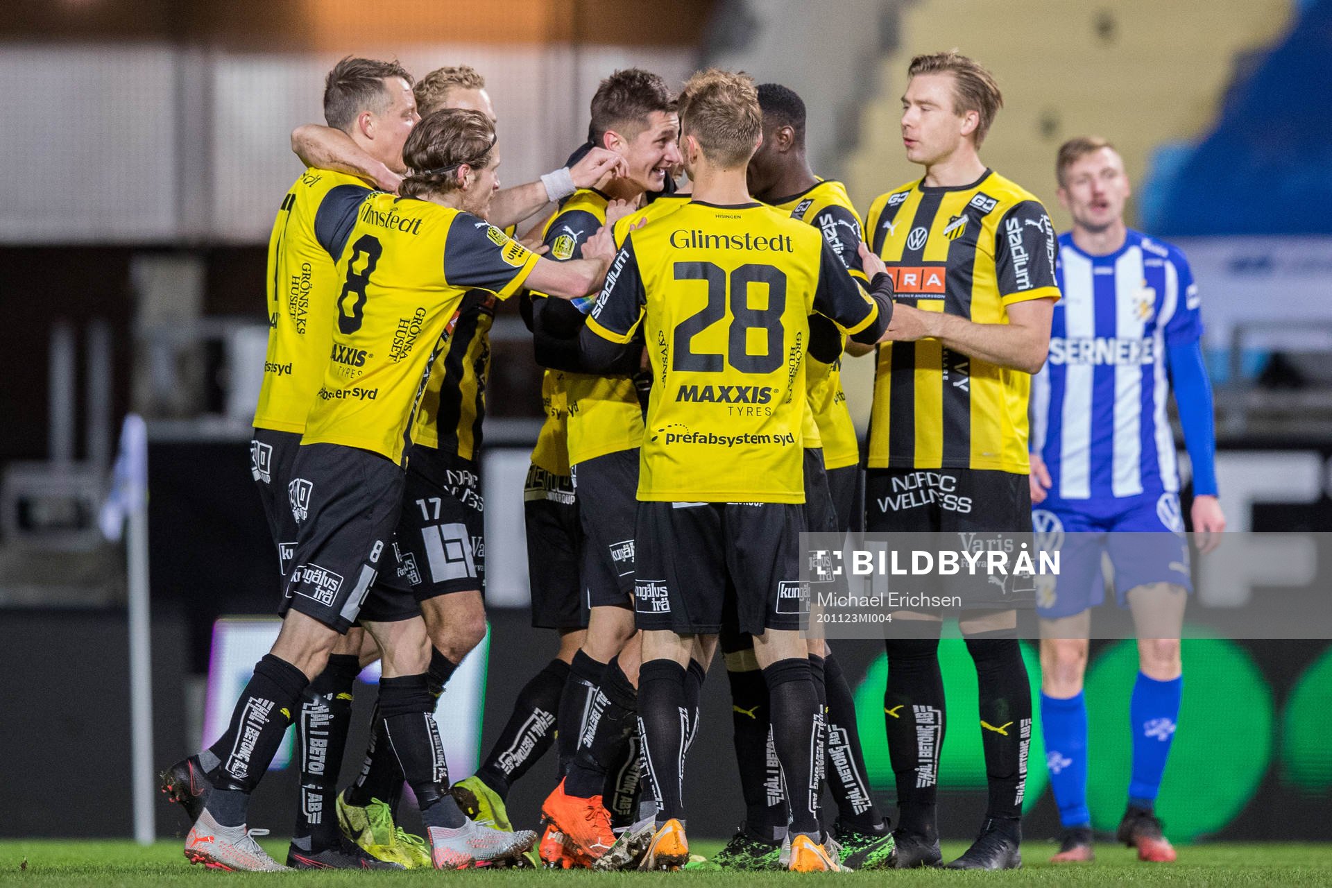 Häckens Leo Bengtsson jublar med lagkamrater