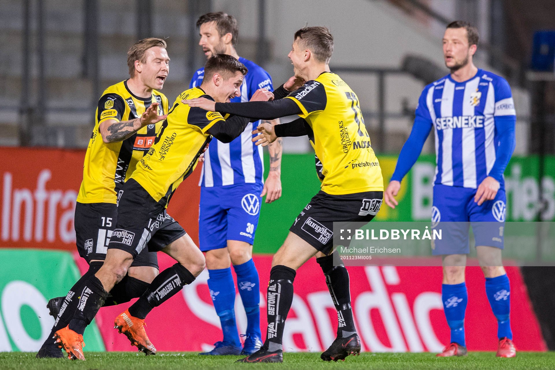 Häckens Leo Bengtsson jublar med Viktor Lundberg och
