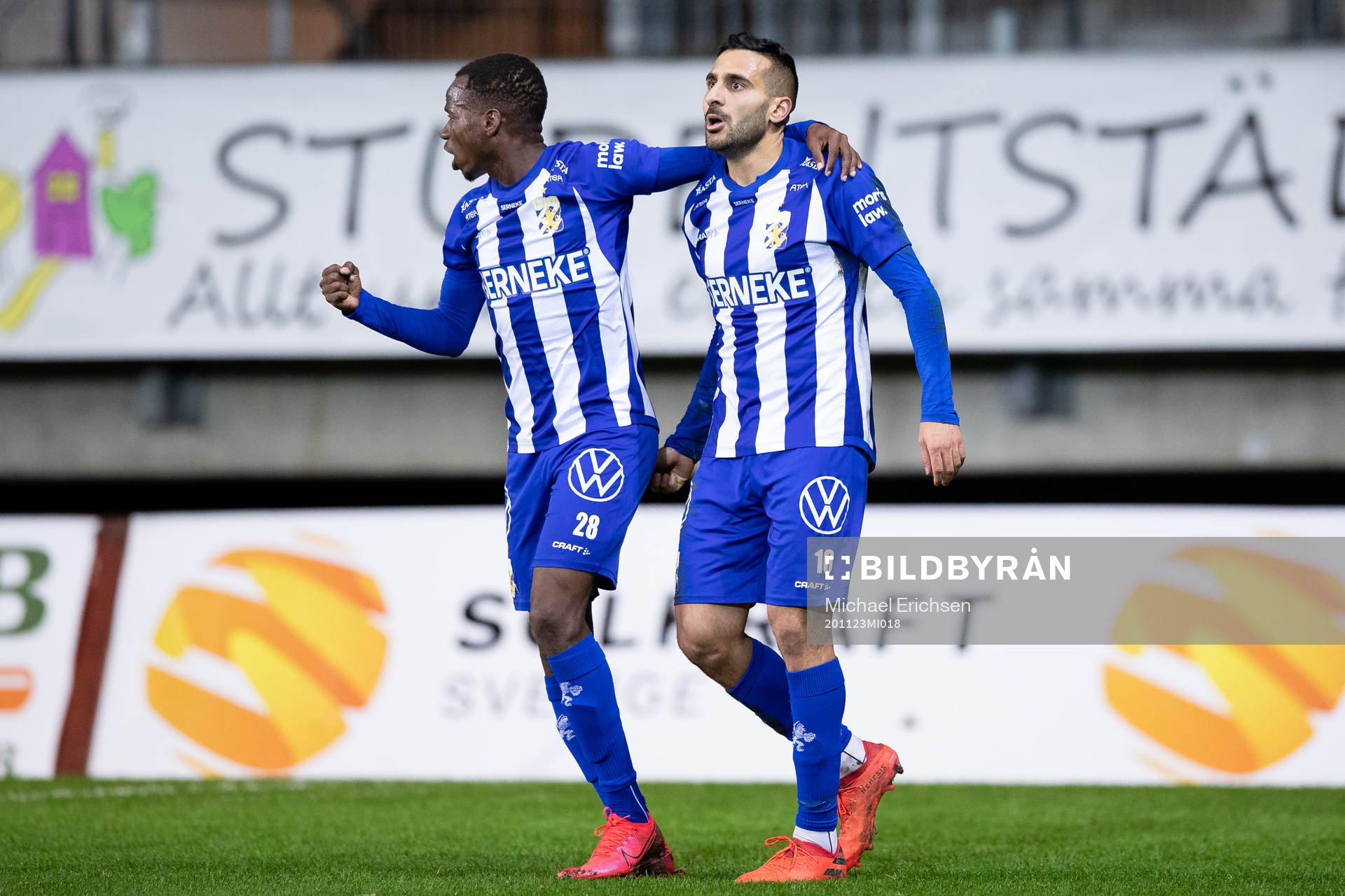 IFK Göteborg Sargon Abraham jublar ihop med Alhassan Yusuf