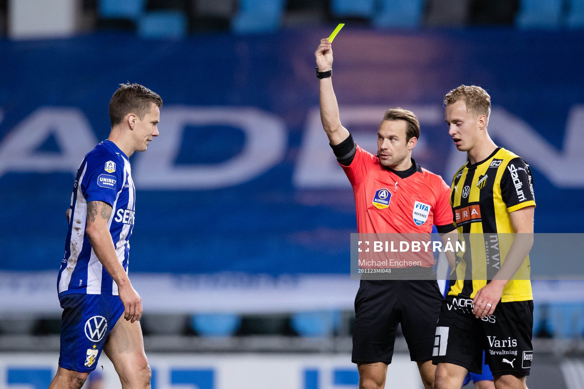 IFK Göteborg Pontus Wernbloom får en varning av domare