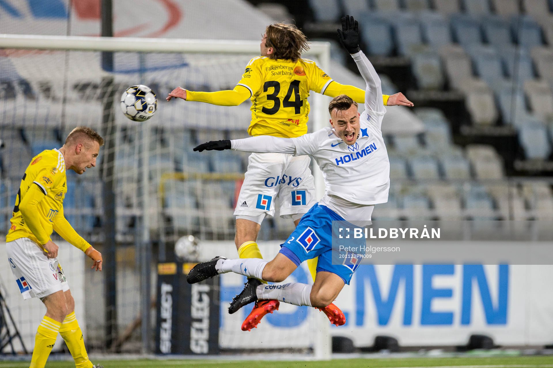 Falkenbergs Axel Norén tacklar i denna situation IFK Norrköpings Henrik Castegren och det döms straff under fotbollsmatchen i Allsvenskan mellan IFK Norrköping och Falkenberg den 23 november 2020 i Norrköping.