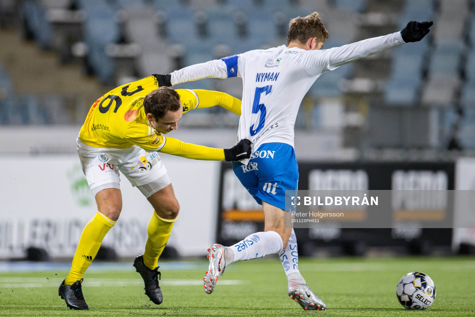 Falkenbergs Grégoire Amiot håller fast IFK Norrköpings