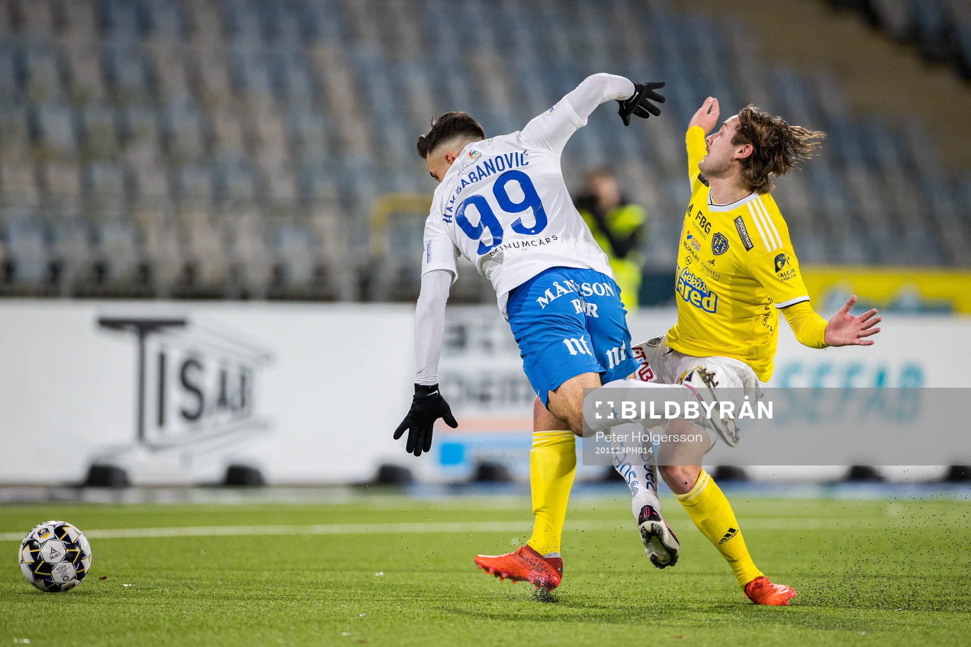 Falkenbergs Axel Norén fäller IFK Norrköpings Sead