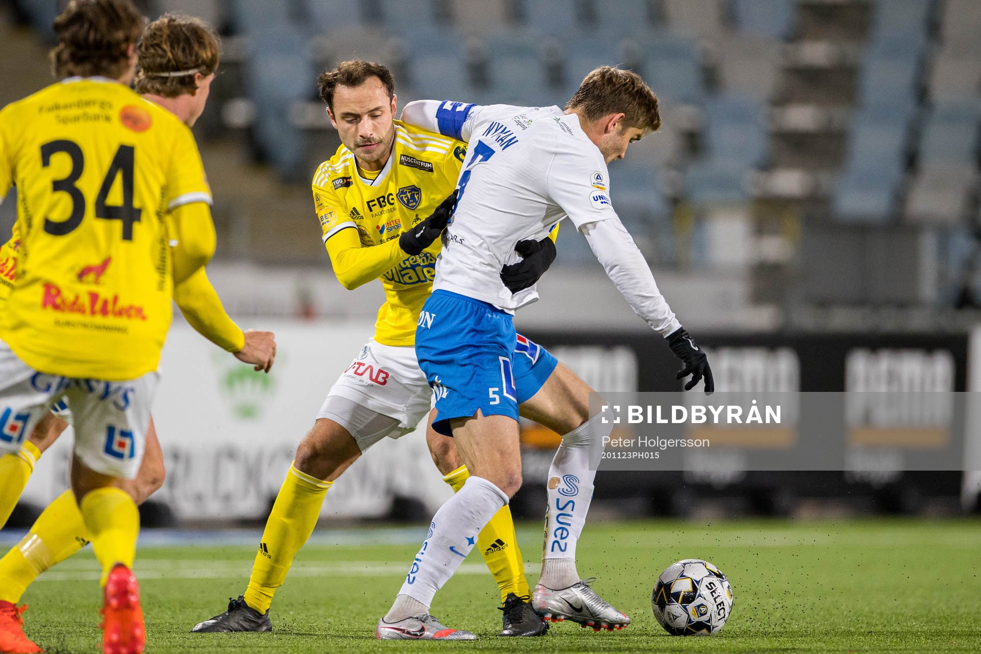 Falkenbergs Grégoire Amiot med en fasthållning på IFK