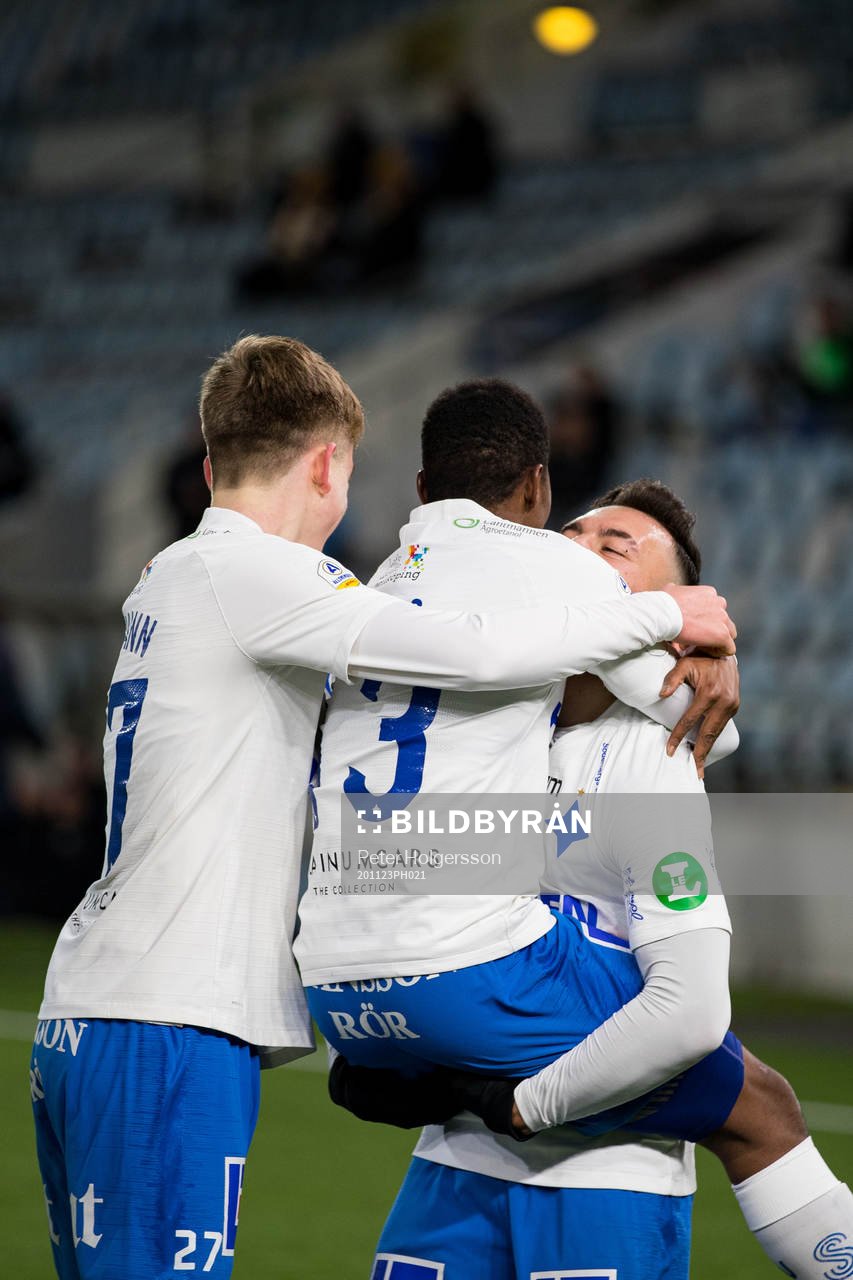 IFK Norrköpings Abdulrazaq Ishaq jublar med Sead Haksabanovic efter sitt 4-1 mål under fotbollsmatchen i Allsvenskan mellan IFK Norrköping och Falkenberg den 23 november 2020 i Norrköping.