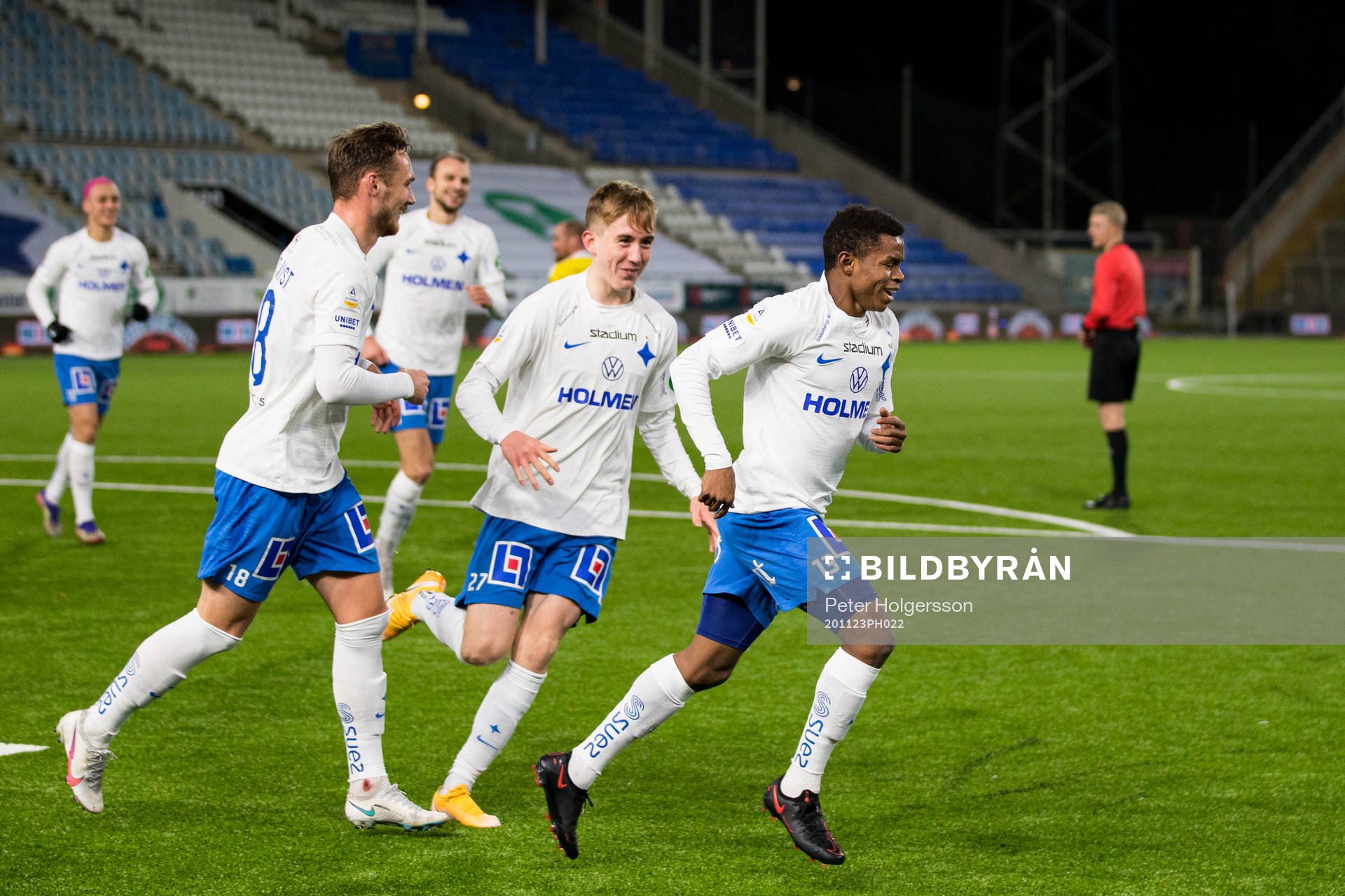 IFK Norrköpings Abdulrazaq Ishaq jublar med lagkamrater