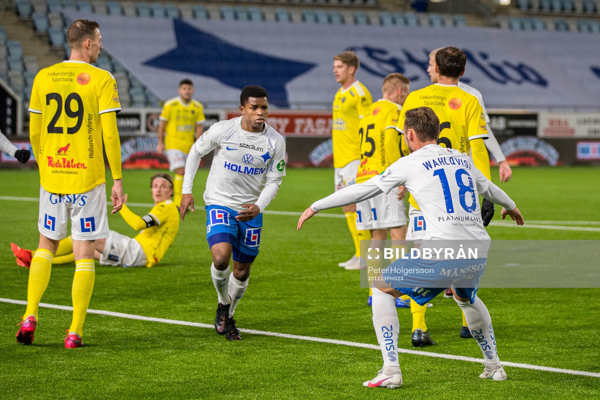 IFK Norrköpings Abdulrazaq Ishaq jublar med Linus Wahlqvist
