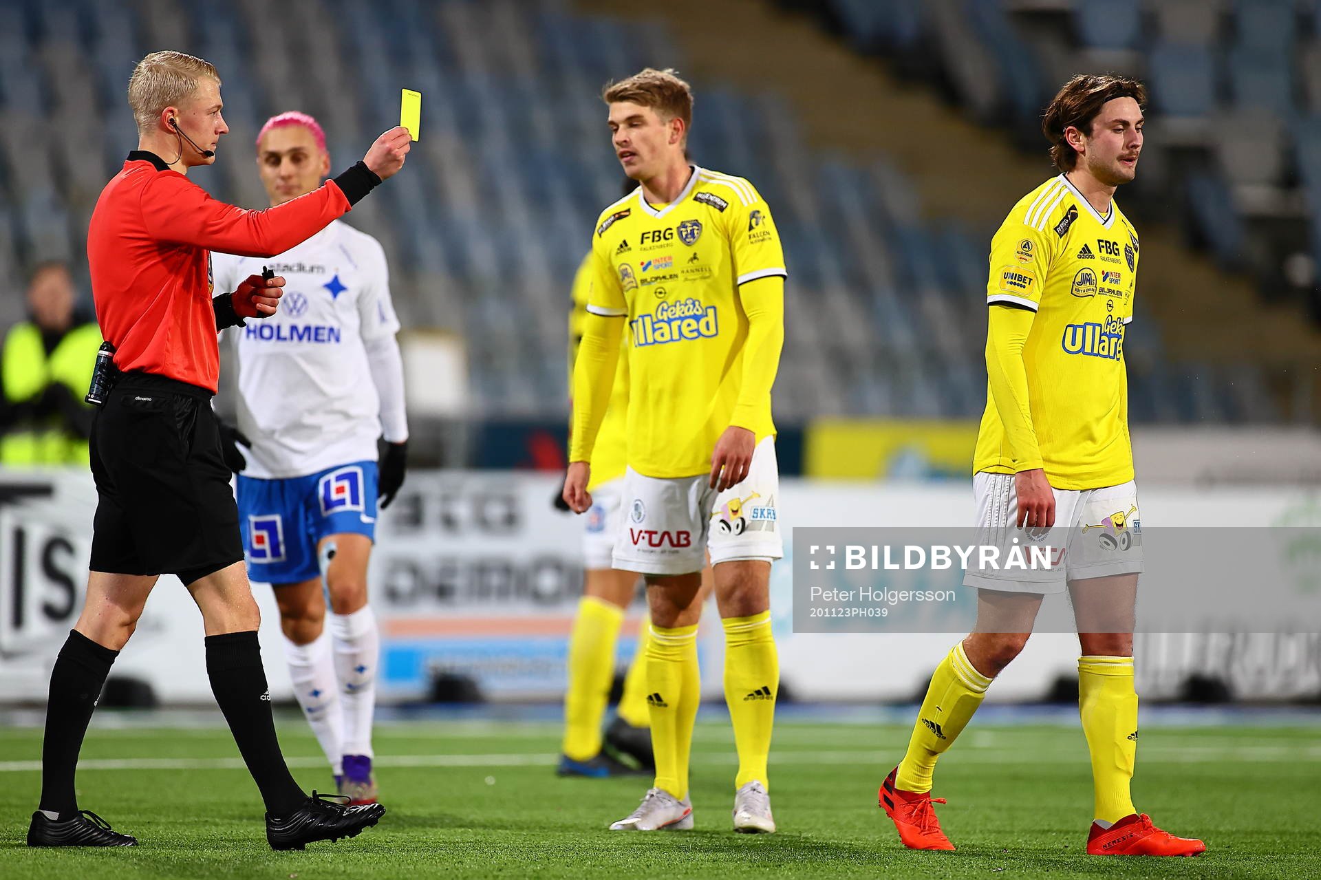 Domare Adam Ladeback delar ut gult kort och dömer straff
