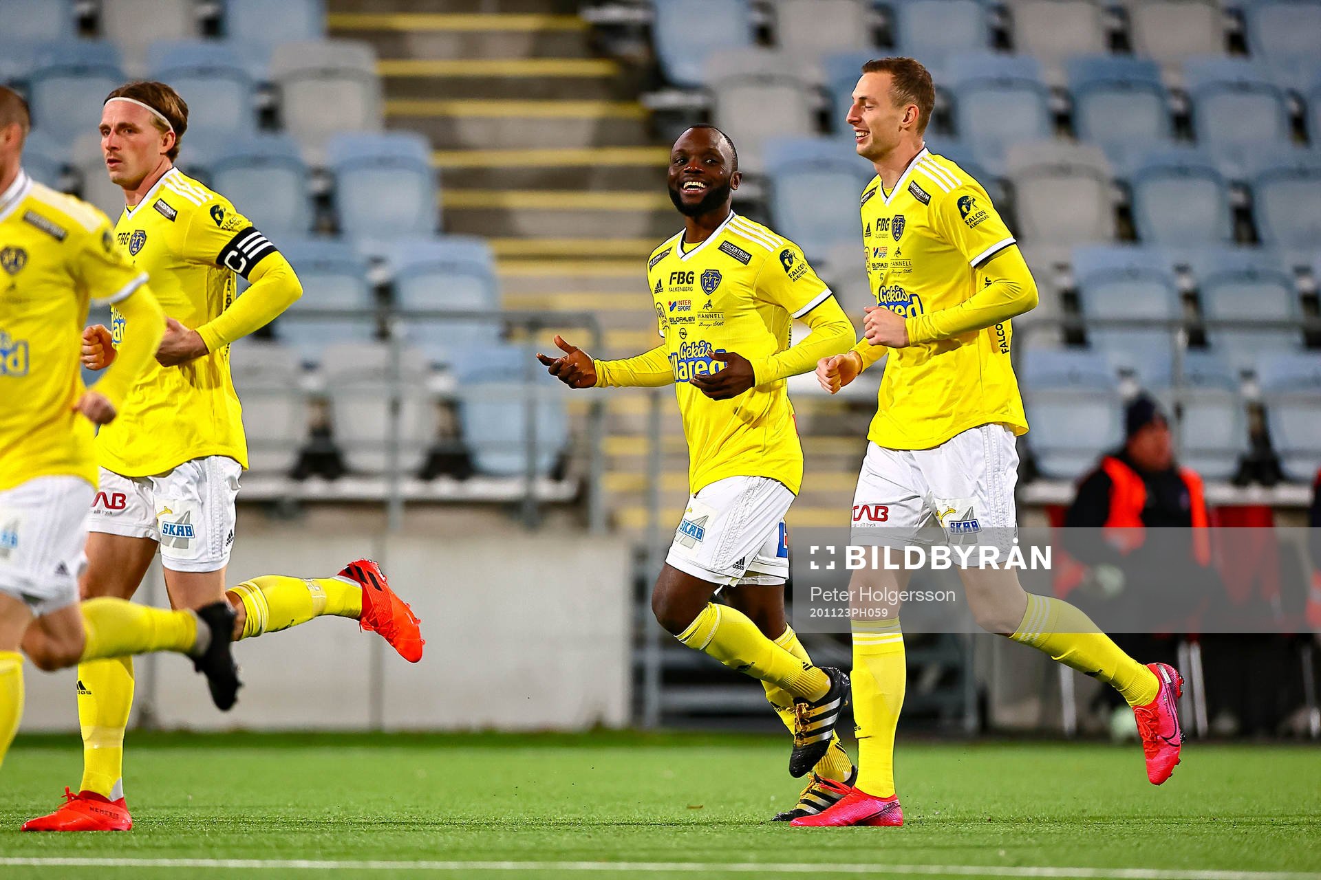 Falkenbergs John Chibuike och Gustaf Nilsson jublar