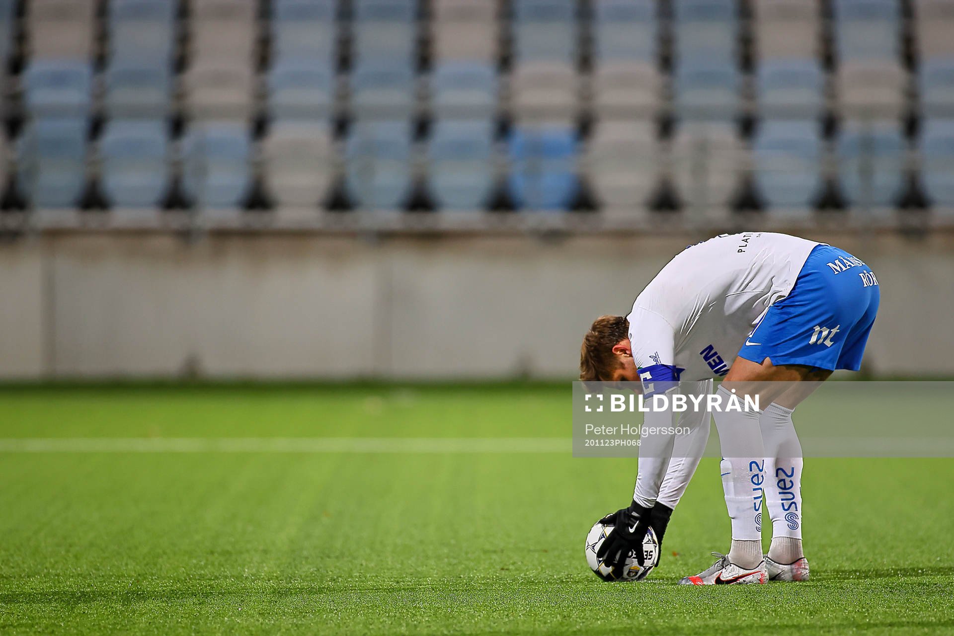 IFK Norrköpings Christoffer Nyman placerar bollen på