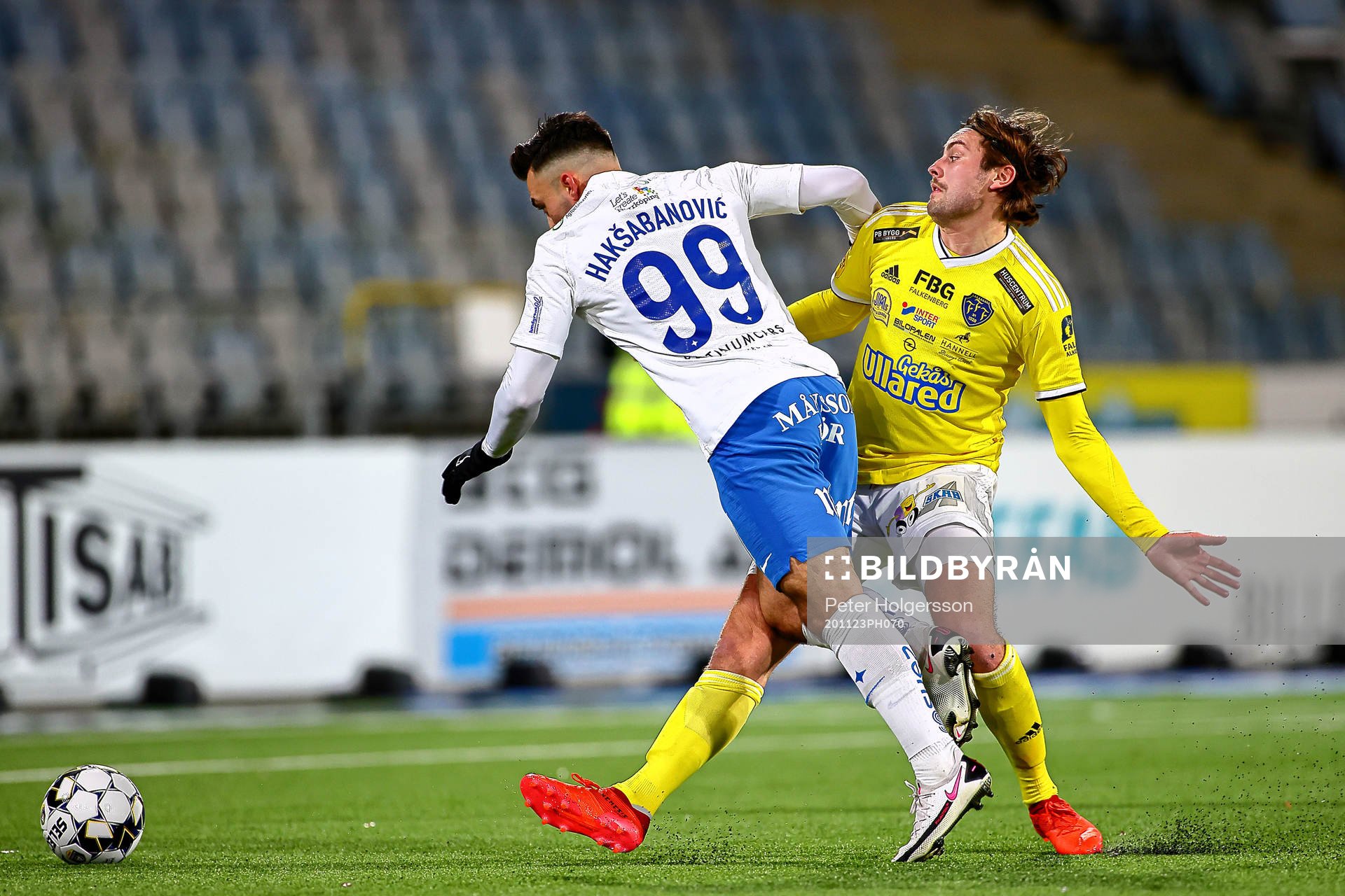 IFK Norrköpings Sead Haksabanovic fälls av Falkenbergs