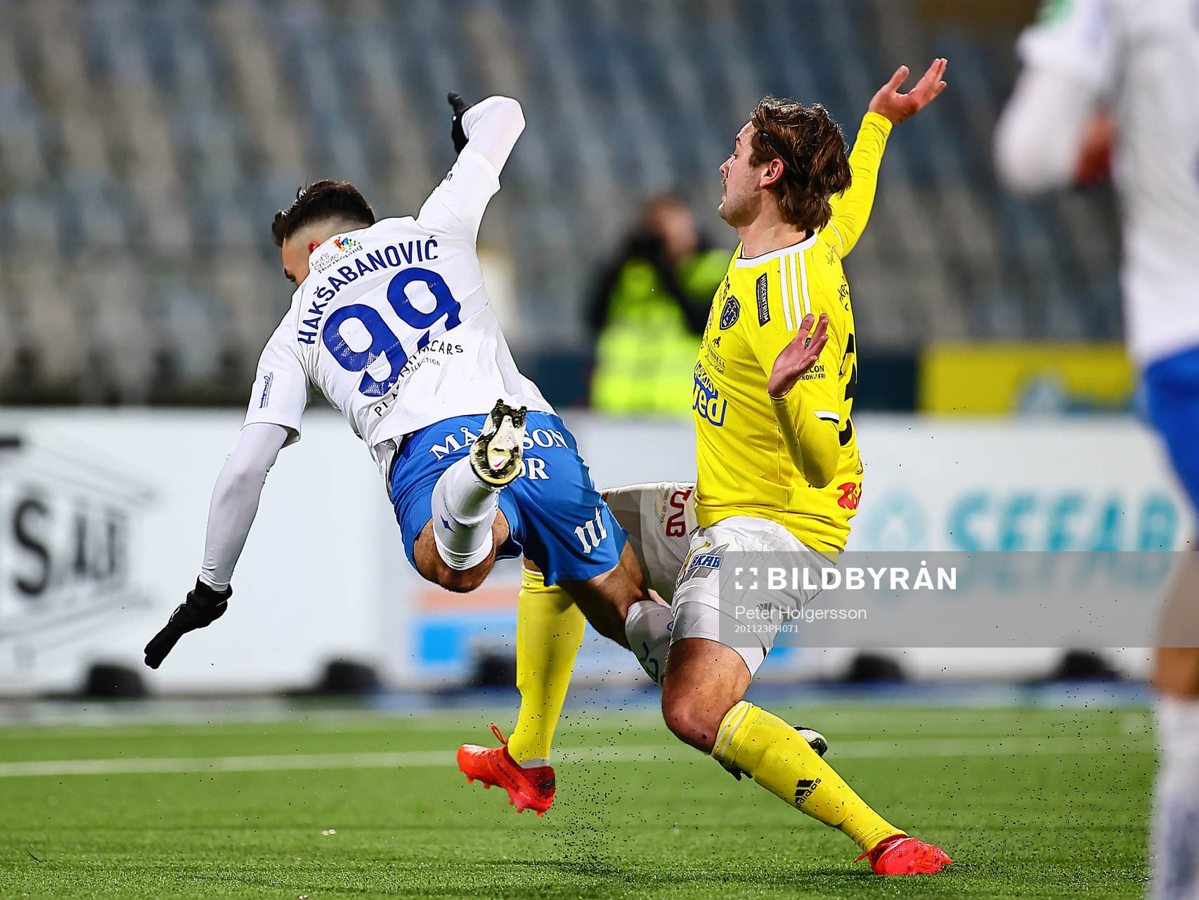 IFK Norrköpings Sead Haksabanovic fälls av Falkenbergs