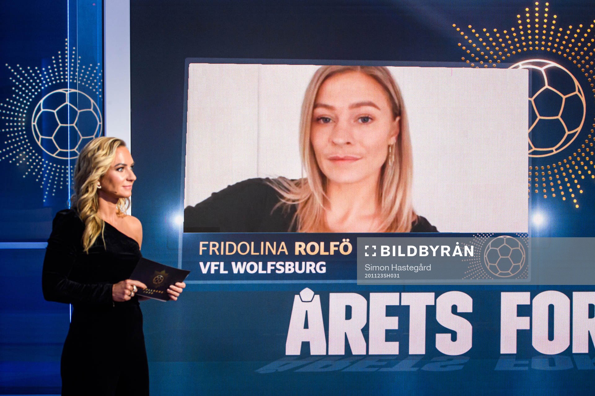 Fridolina Rolfö tilldelas priset för Årets Forward