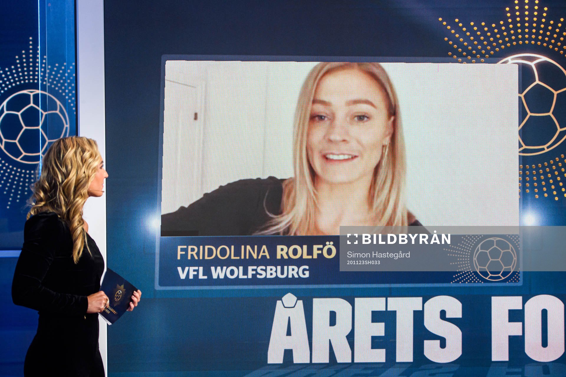Fridolina Rolfö tilldelas priset för Årets Forward