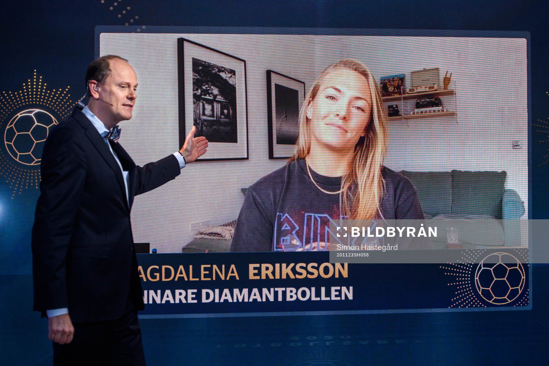 Programledare Lasse Granqvist presenterar vinnaren av