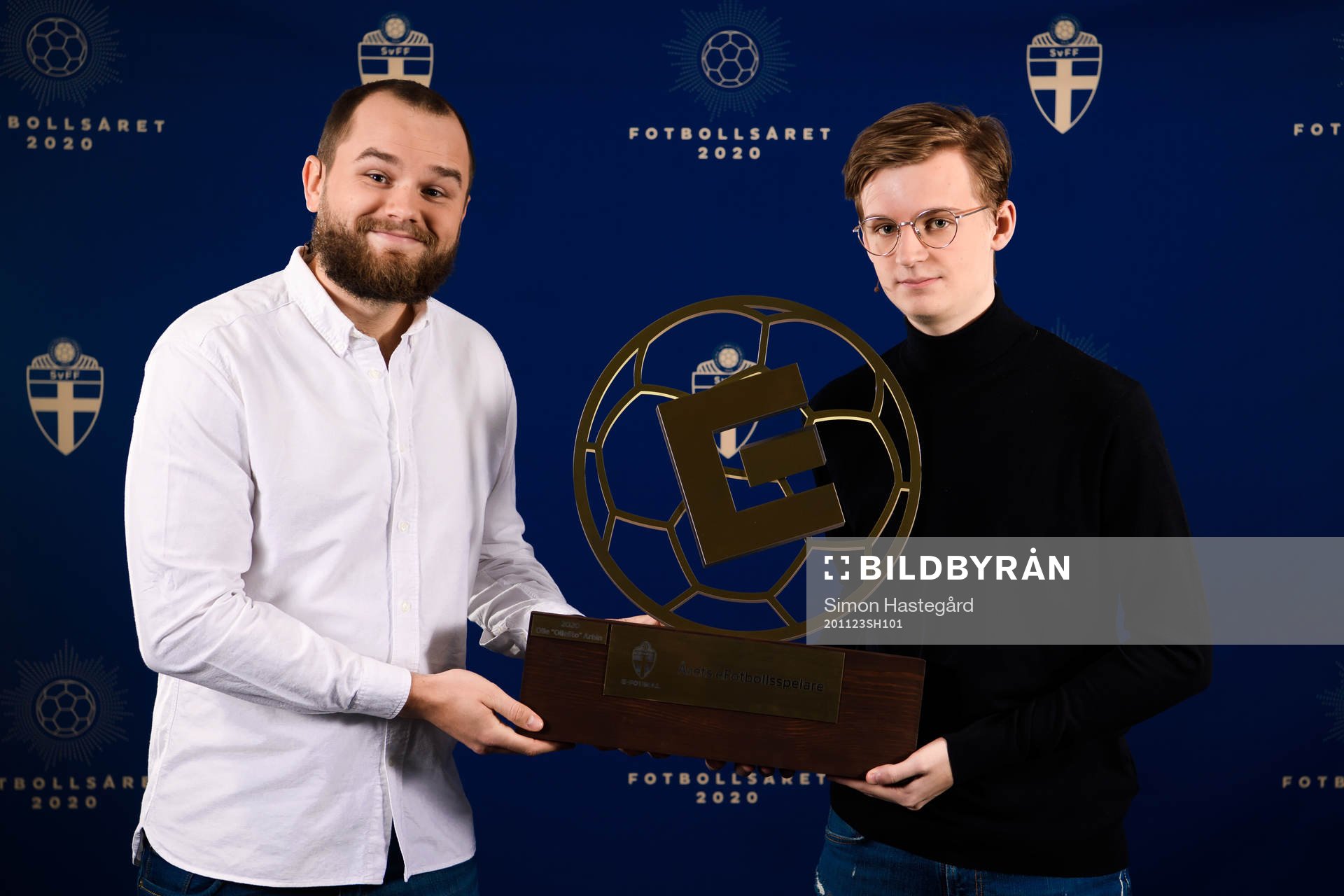 Pontus Frostvik, Manager i eFotboll delar ut priset för